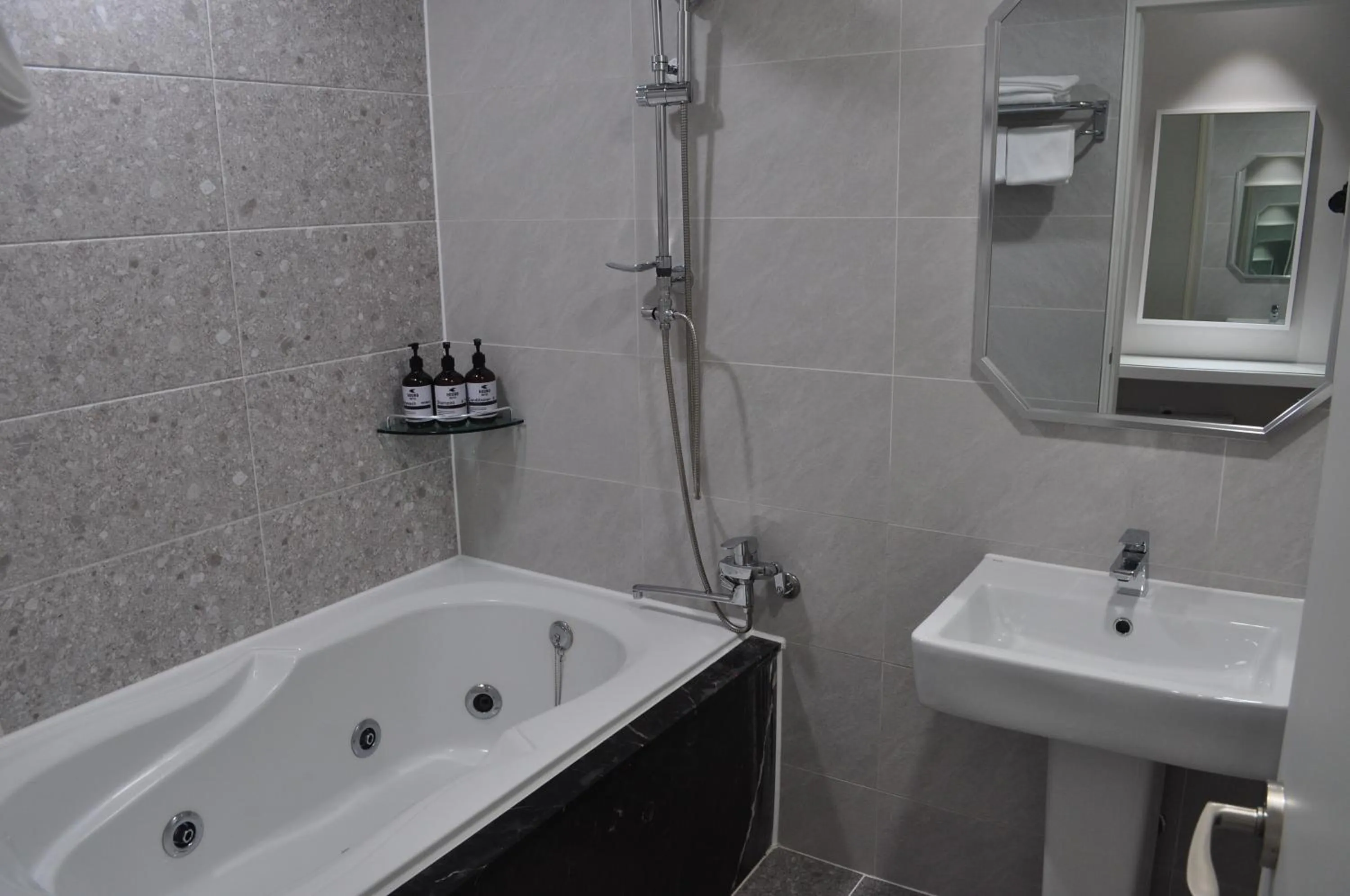 Shower in HOUND Hotel Sangmu