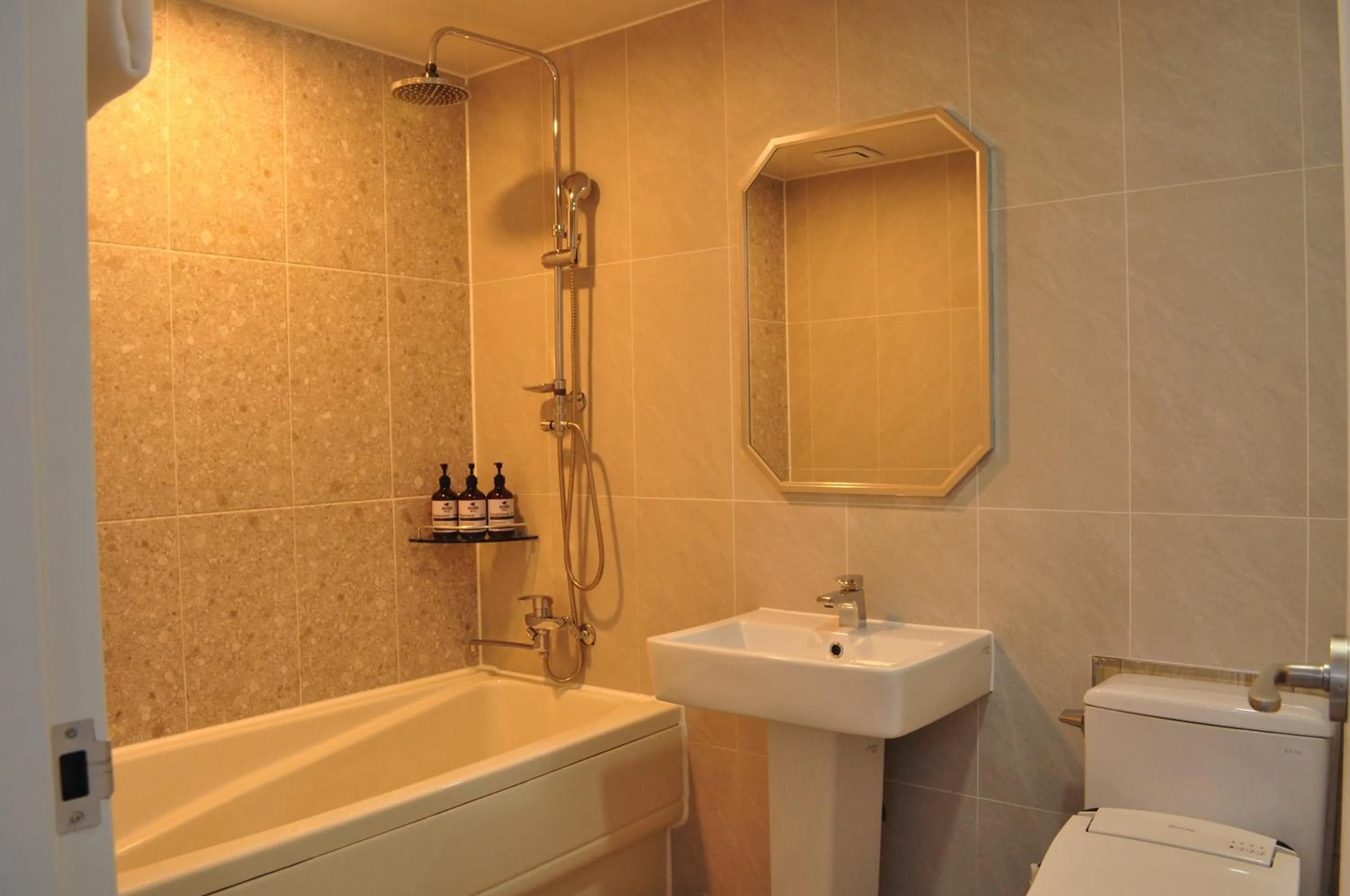 Shower in HOUND Hotel Sangmu