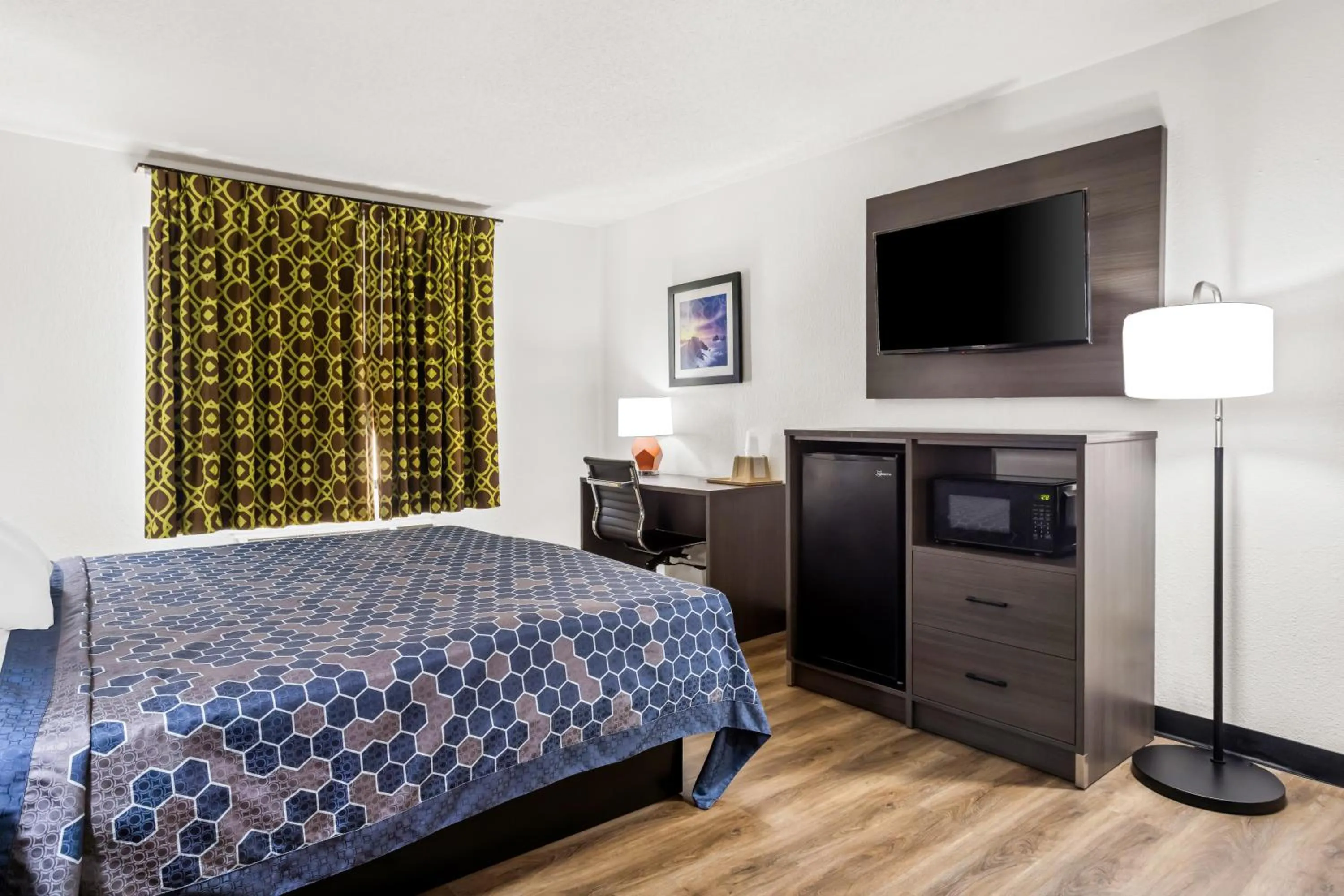 TV and multimedia, Bed in Econo Lodge