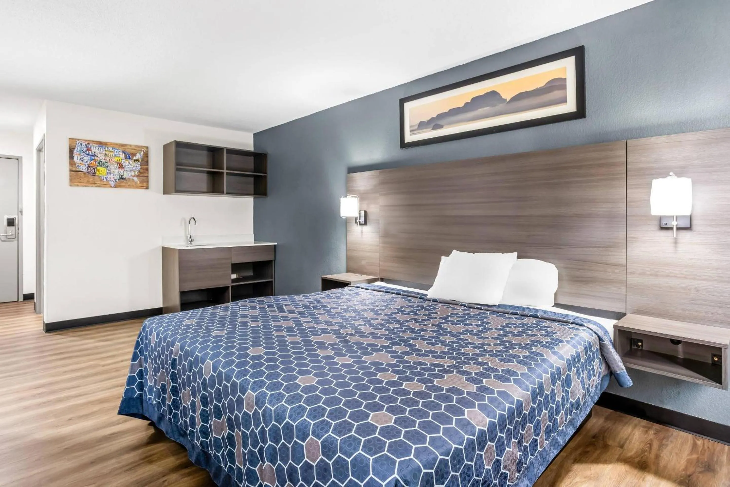 Bedroom, Bed in Econo Lodge