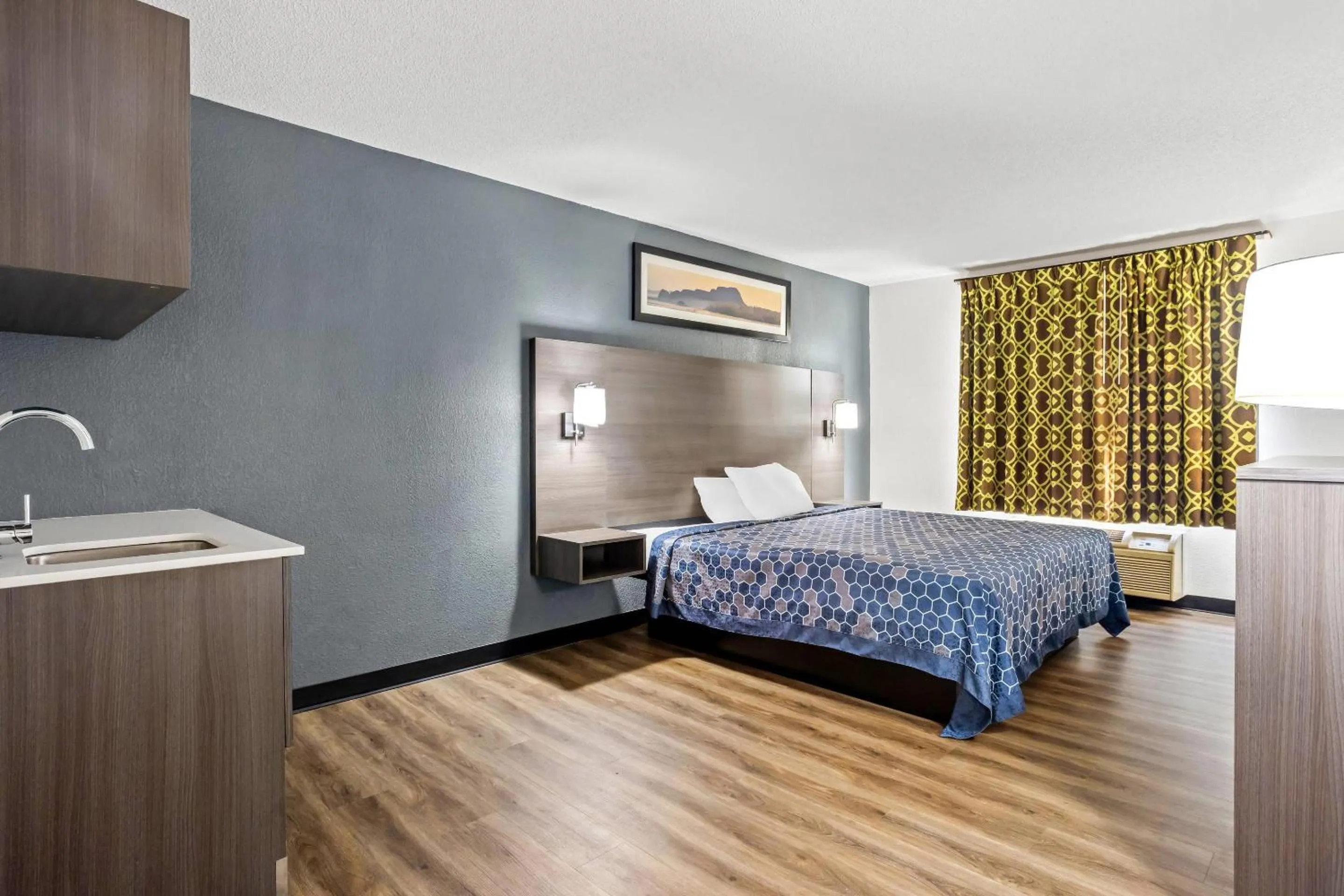 Bedroom, Bed in Econo Lodge