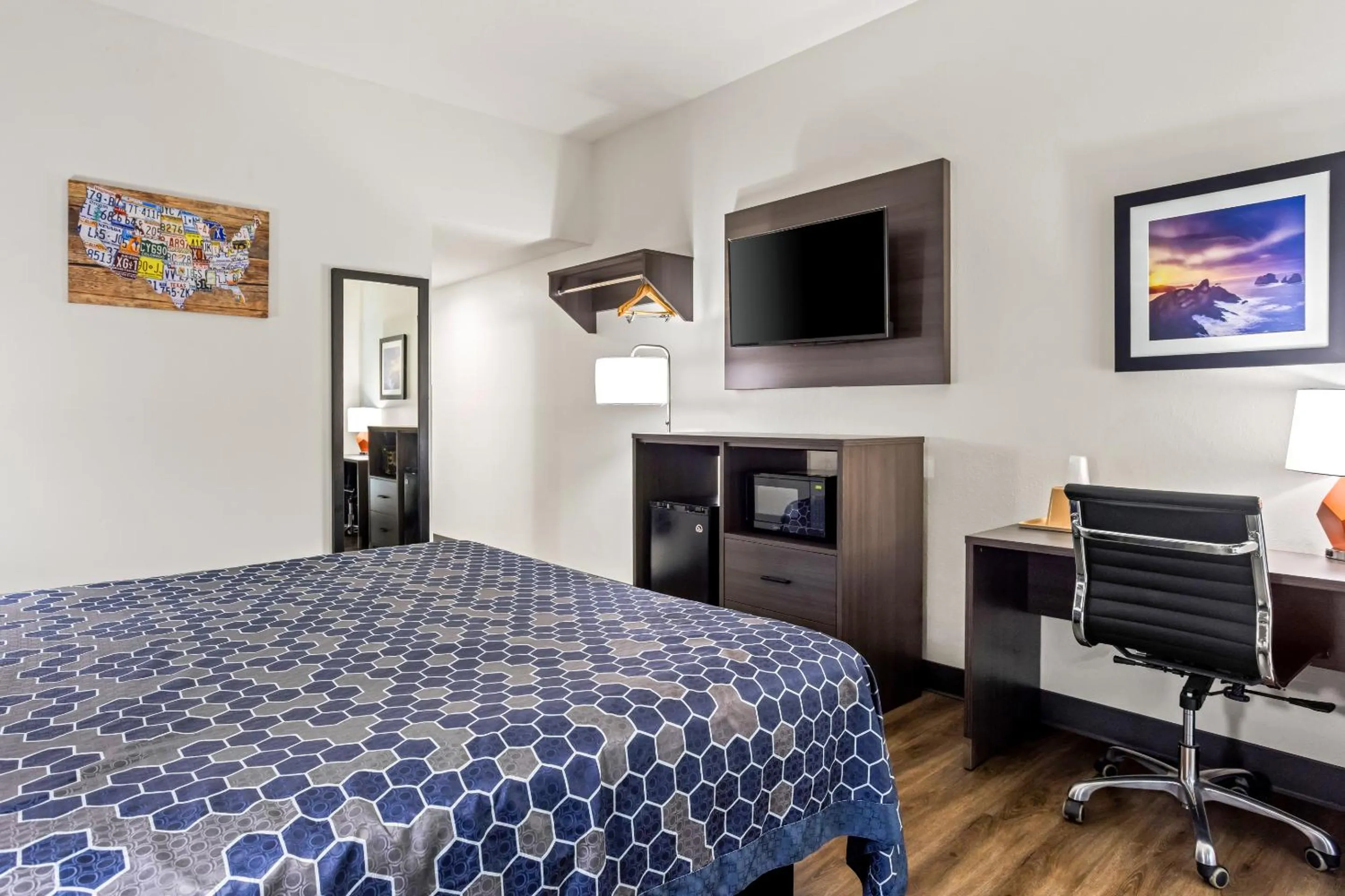 Photo of the whole room, Bed in Econo Lodge