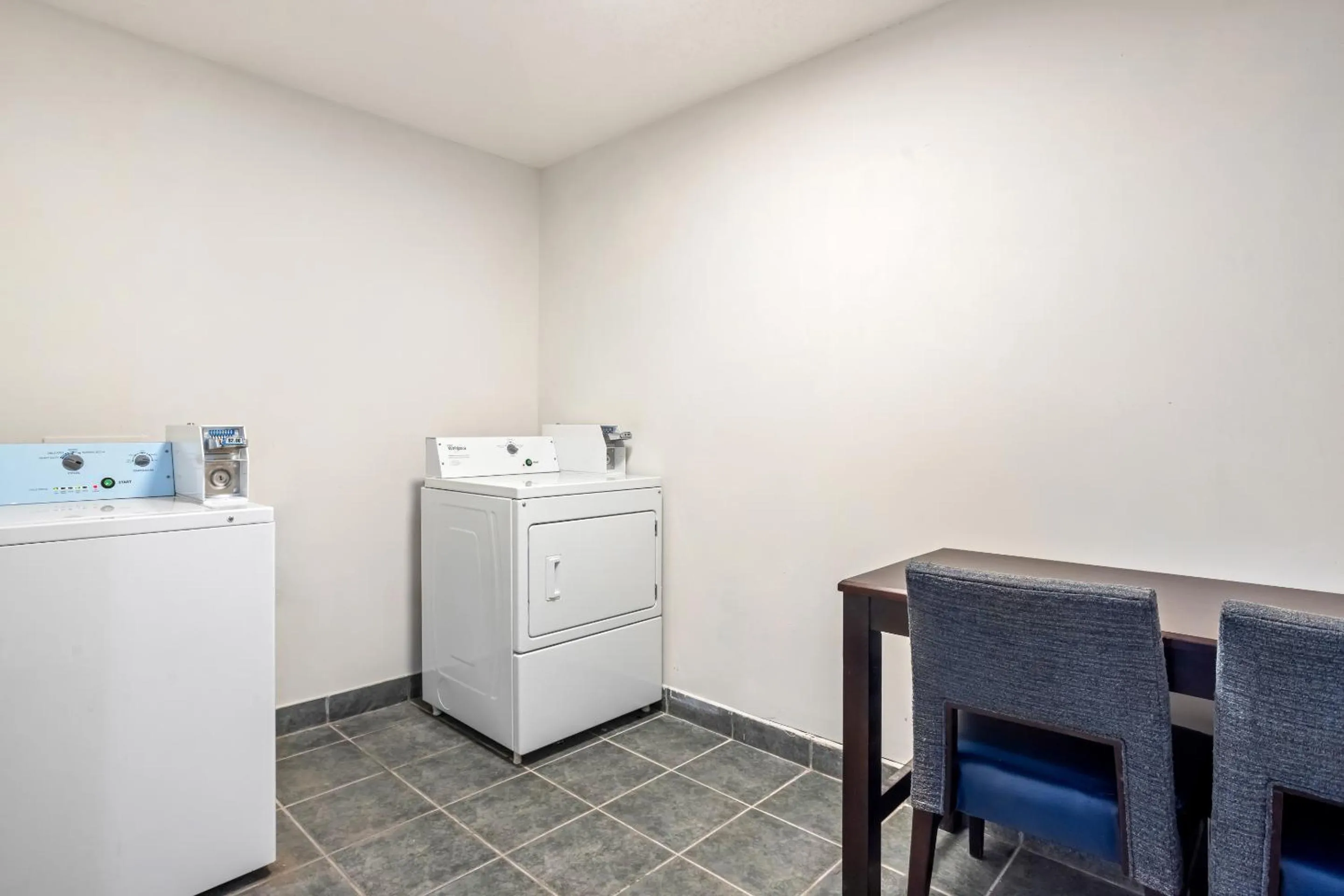 washing machine in Econo Lodge