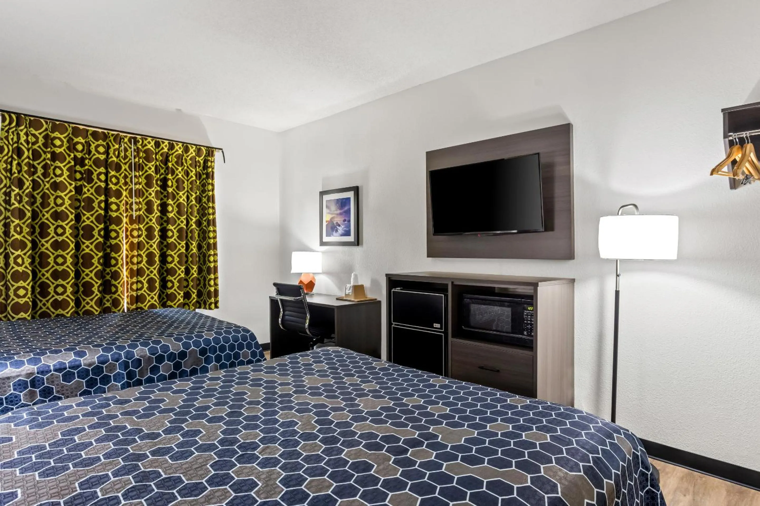 Photo of the whole room, Bed in Econo Lodge