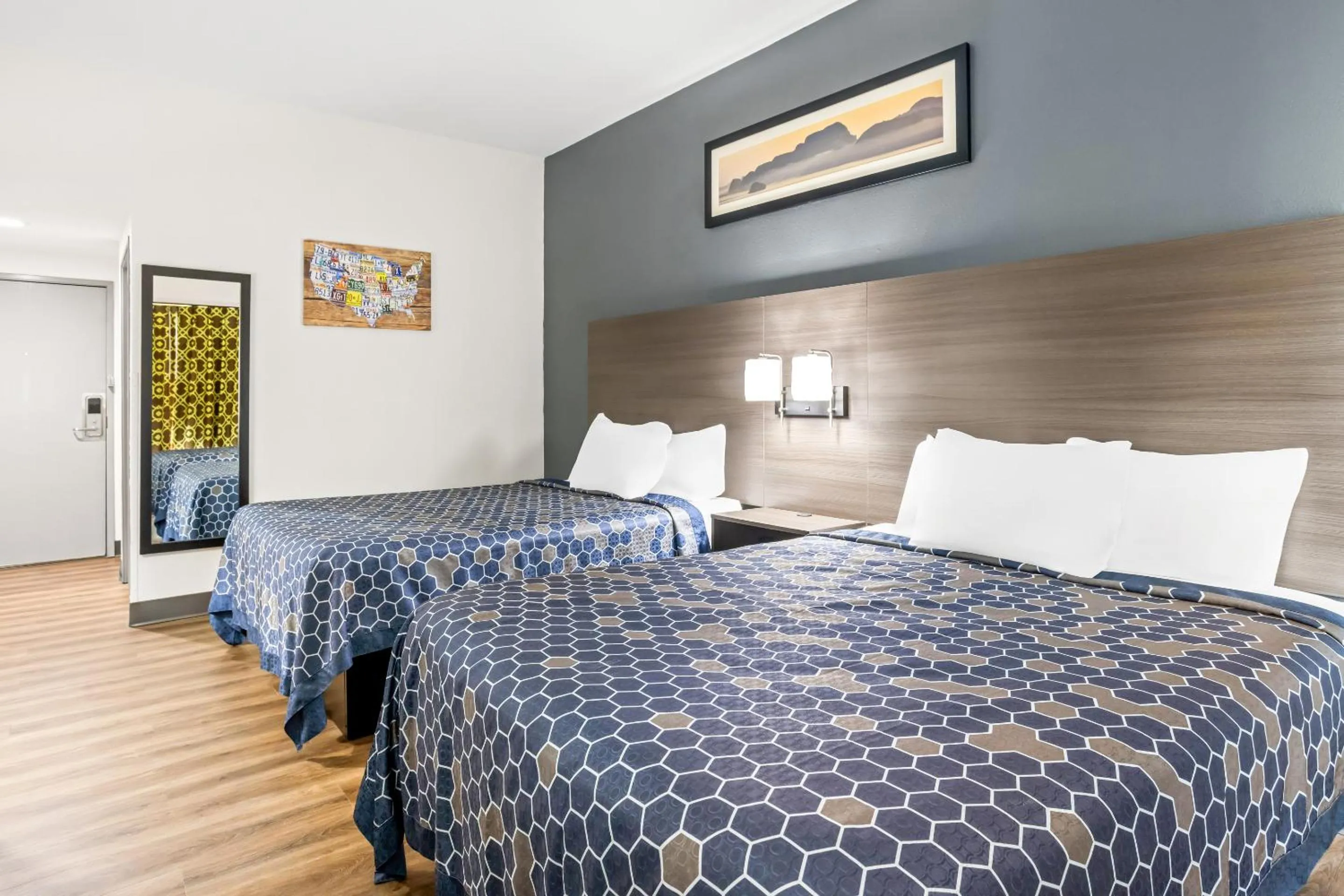 Photo of the whole room, Bed in Econo Lodge