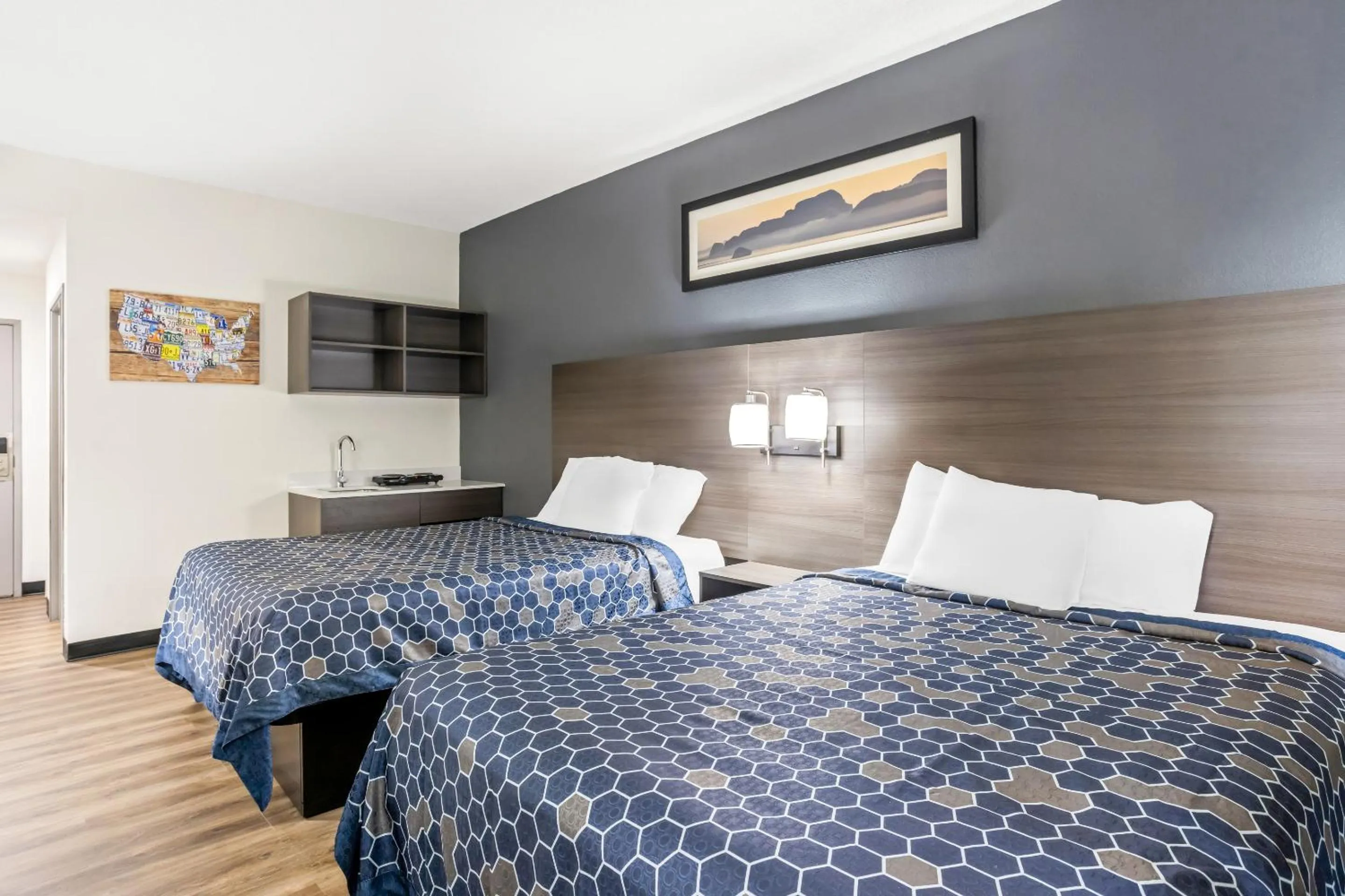 Photo of the whole room, Bed in Econo Lodge