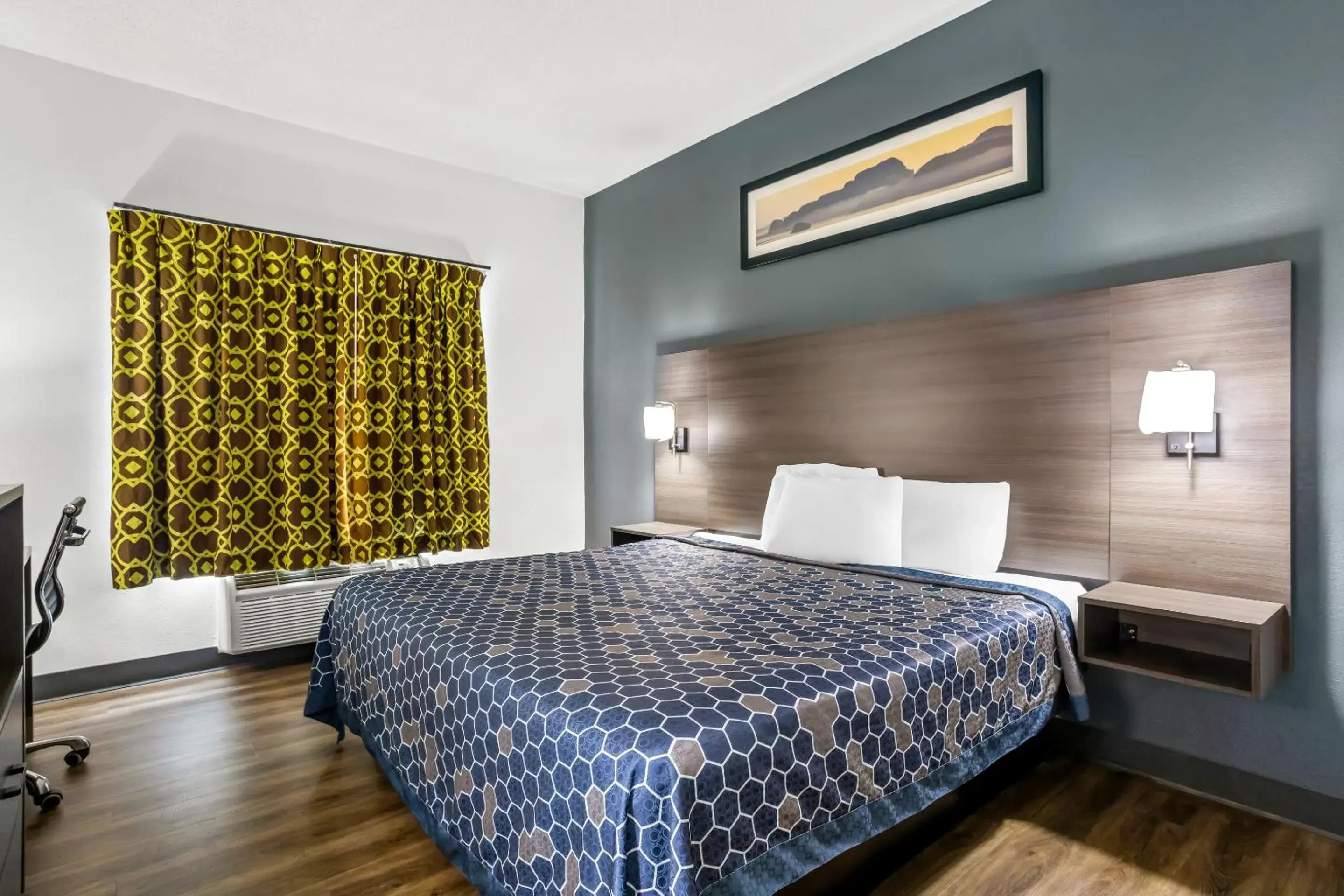 King Room - Non Smoking in Econo Lodge King Room - Non Smoking in Econo Lodge