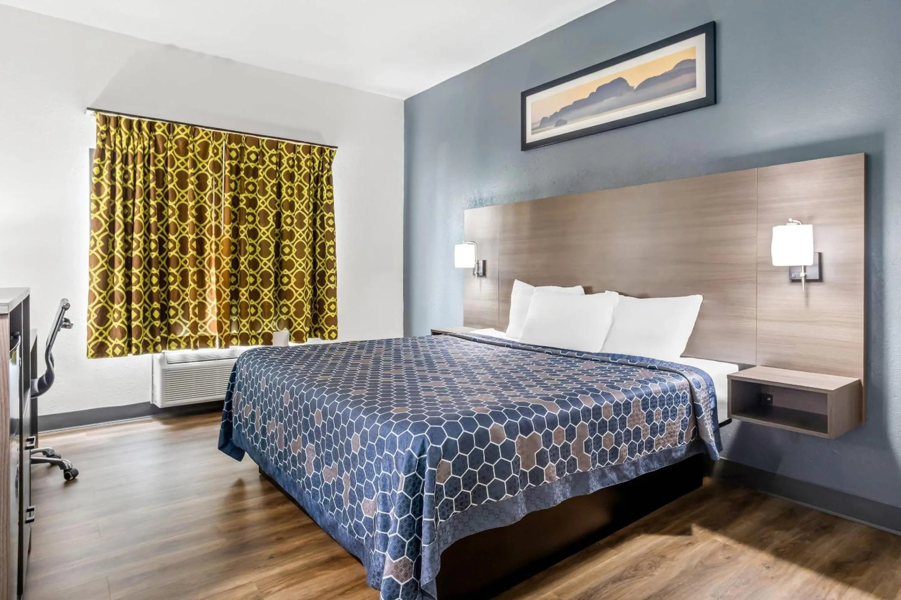 Bedroom, Bed in Econo Lodge