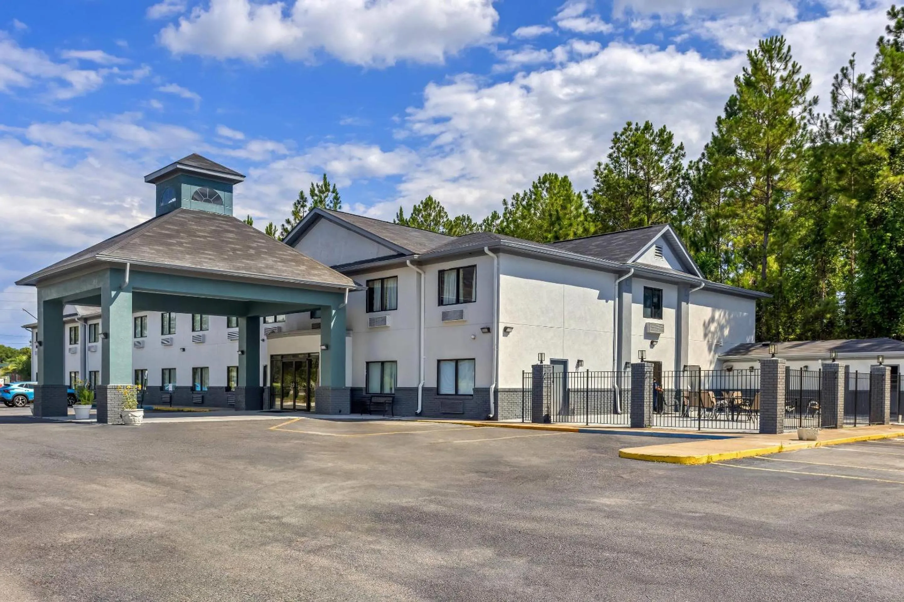 Property building in Econo Lodge