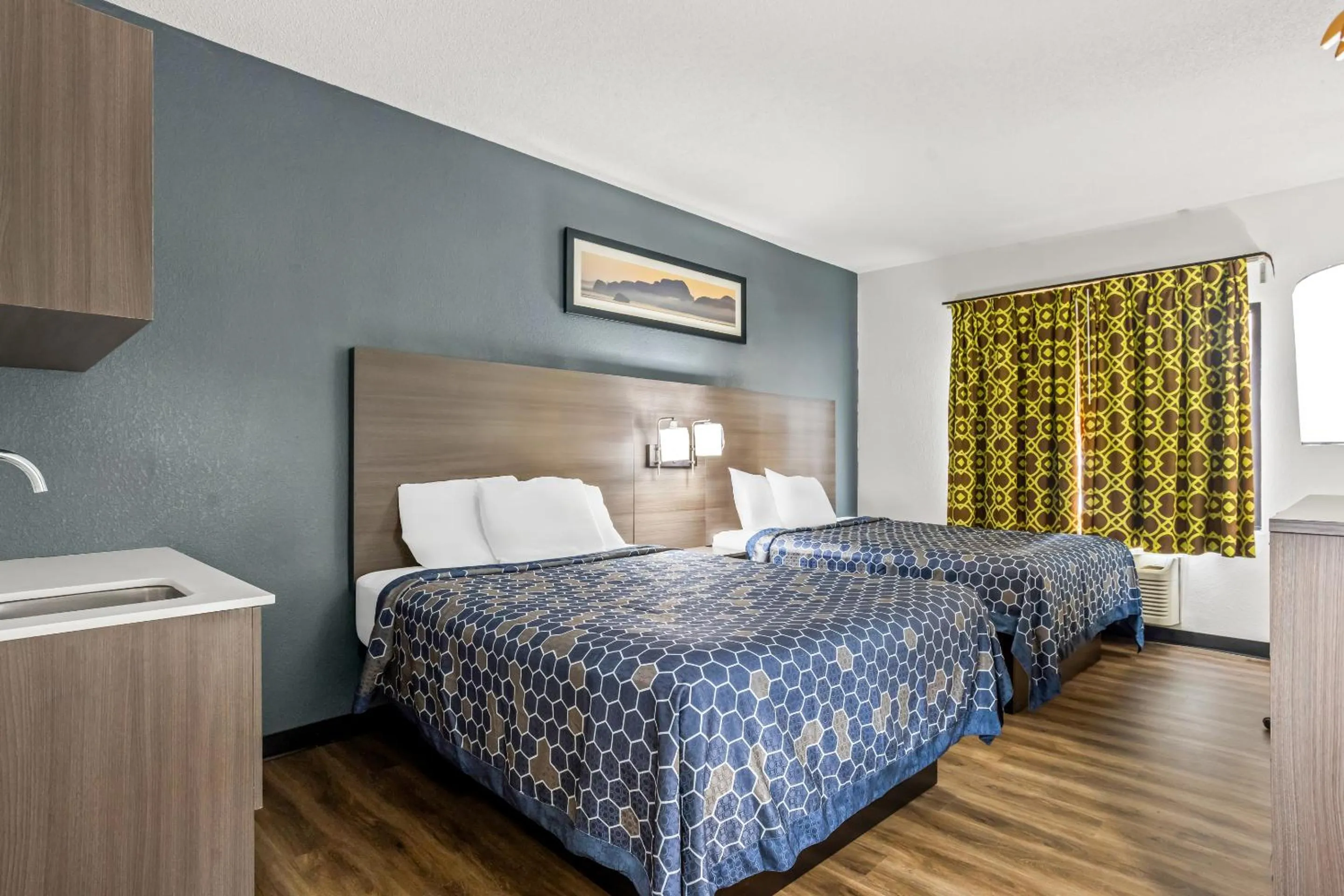 Photo of the whole room, Bed in Econo Lodge