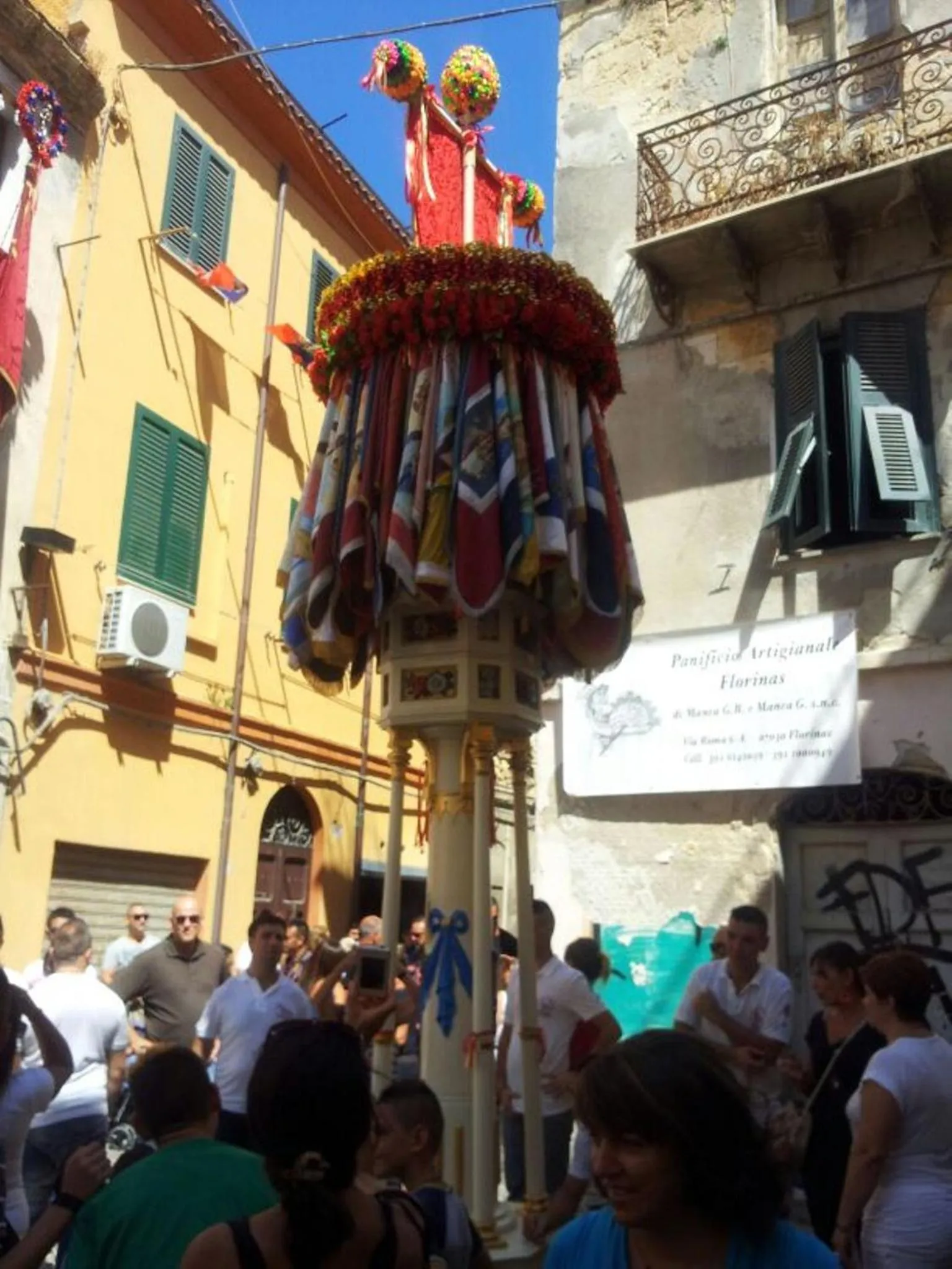 People in B&B Le Finestre Su Via Cavour