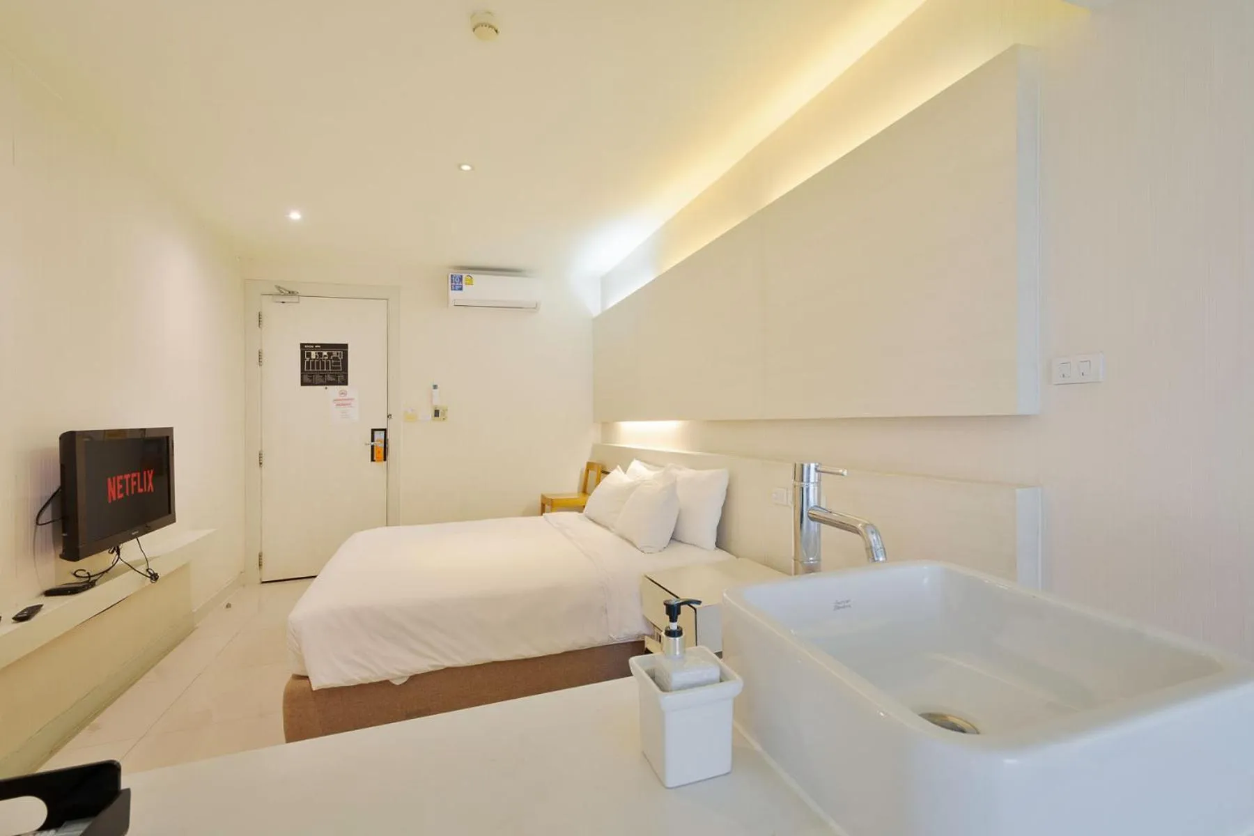 Bathroom, Bed in Metacity Bangkok