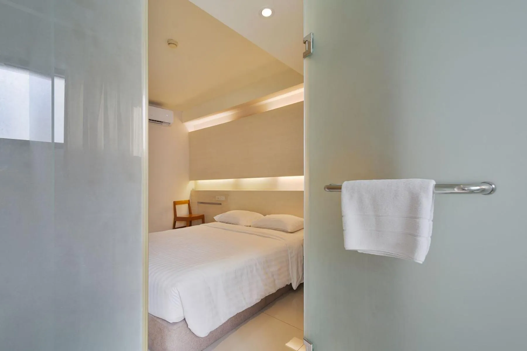Bathroom, Bed in Metacity Bangkok