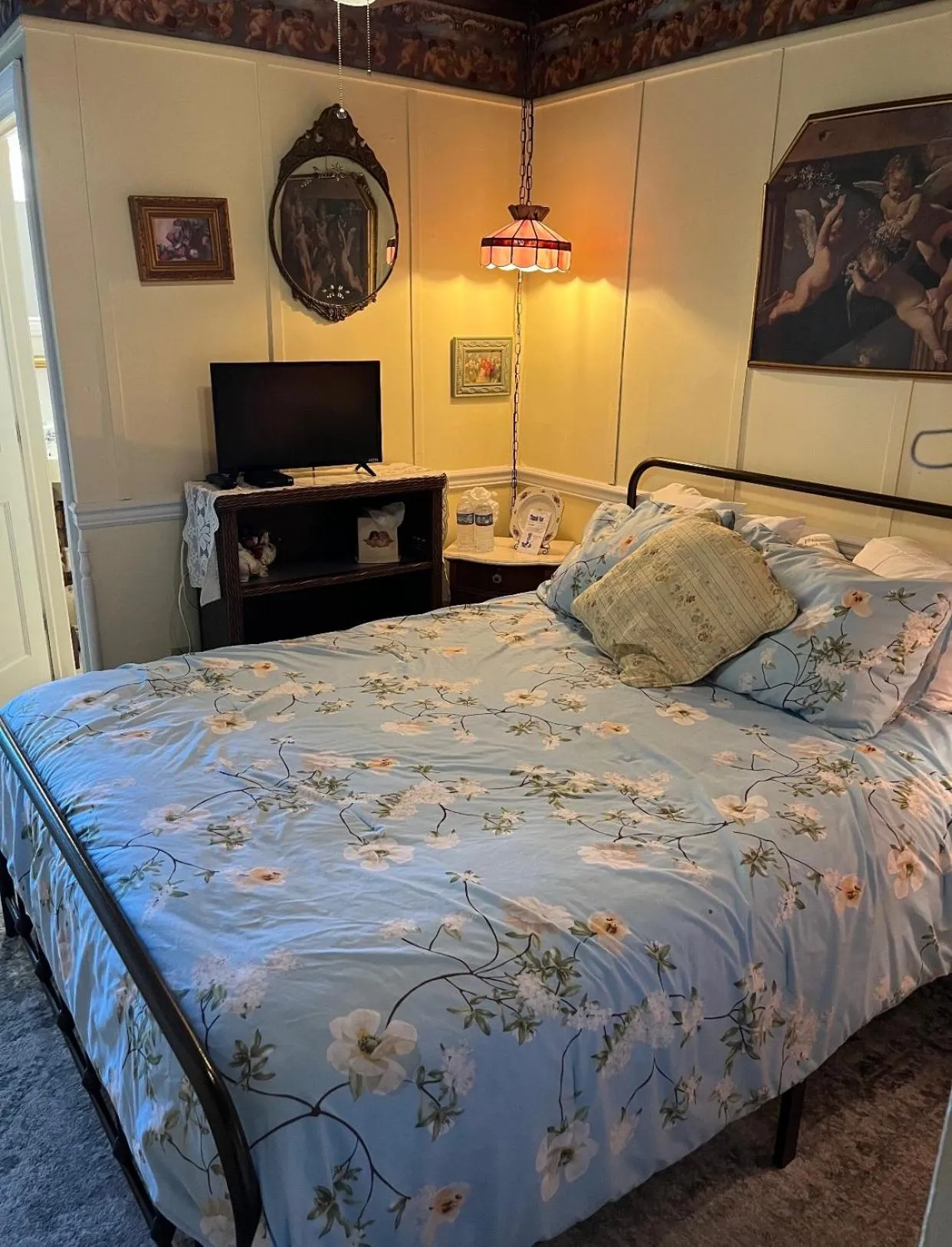 Bed in Angel of the Sea Bed and Breakfast