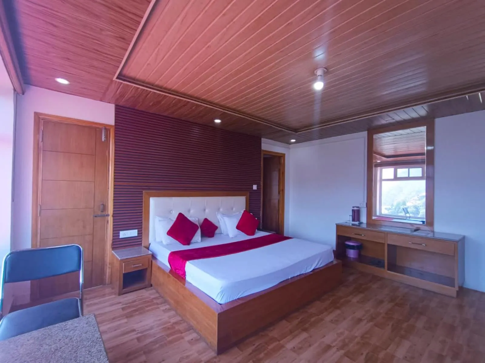 Photo of the whole room, Bed in Hotel Snow Ark inn, Dalhousie