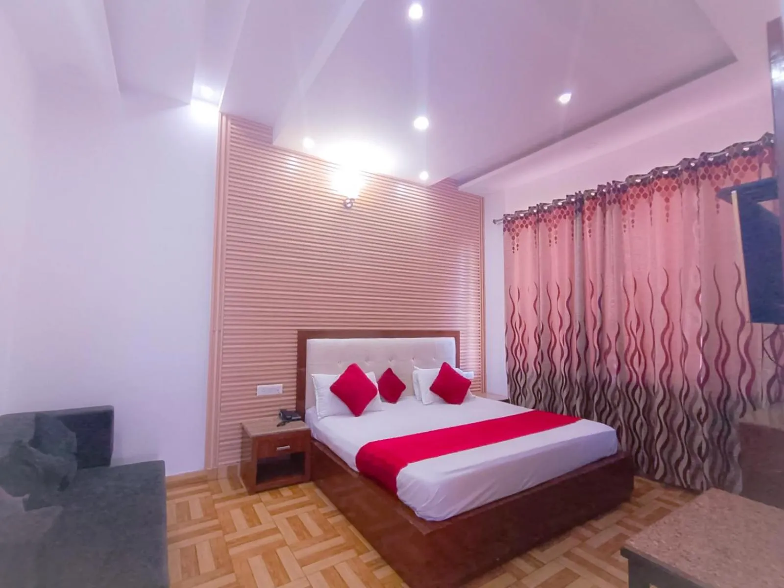 Photo of the whole room, Bed in Hotel Snow Ark inn, Dalhousie