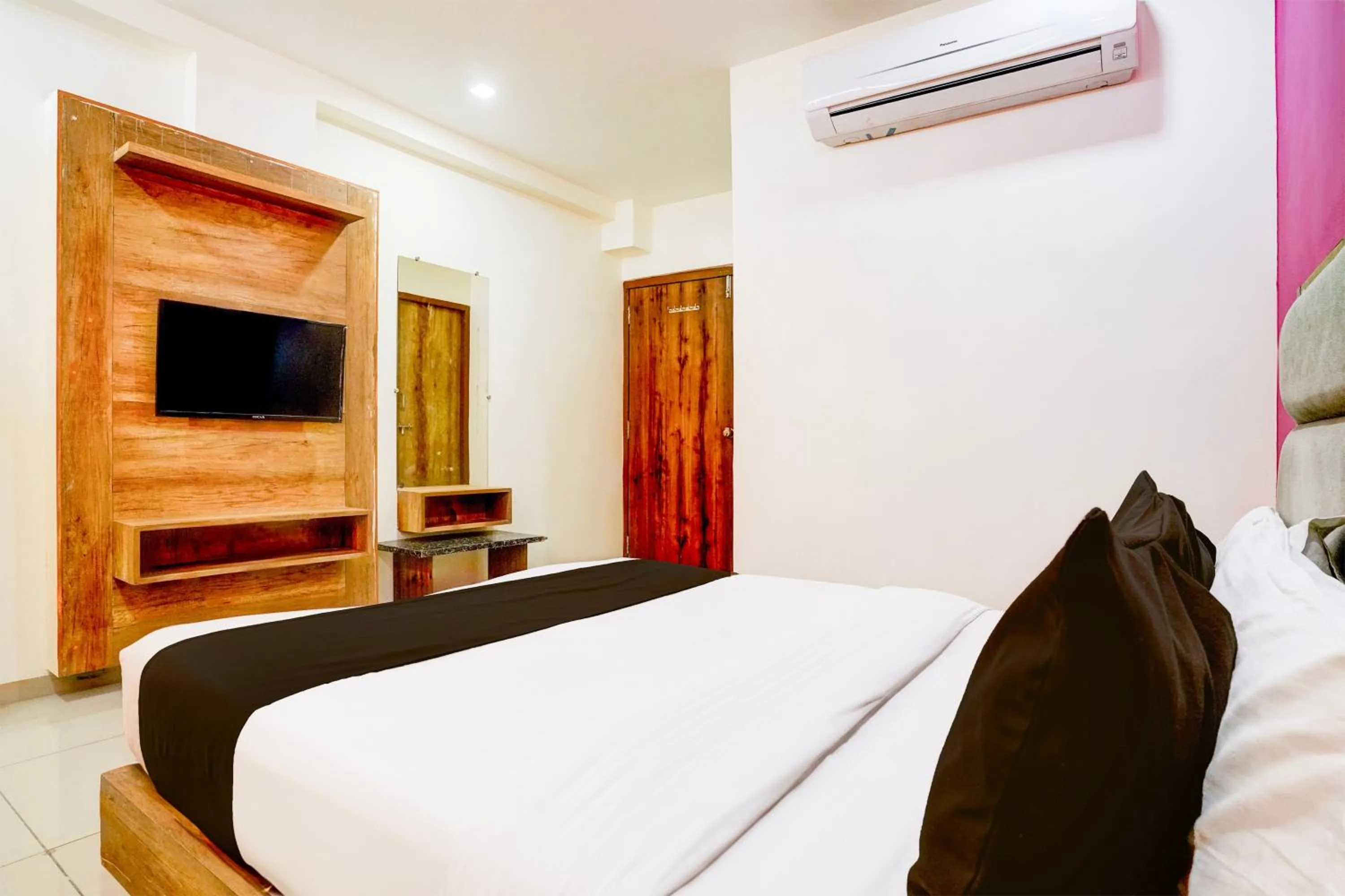 Facade/entrance, Bed in Hotel O RR Hotel