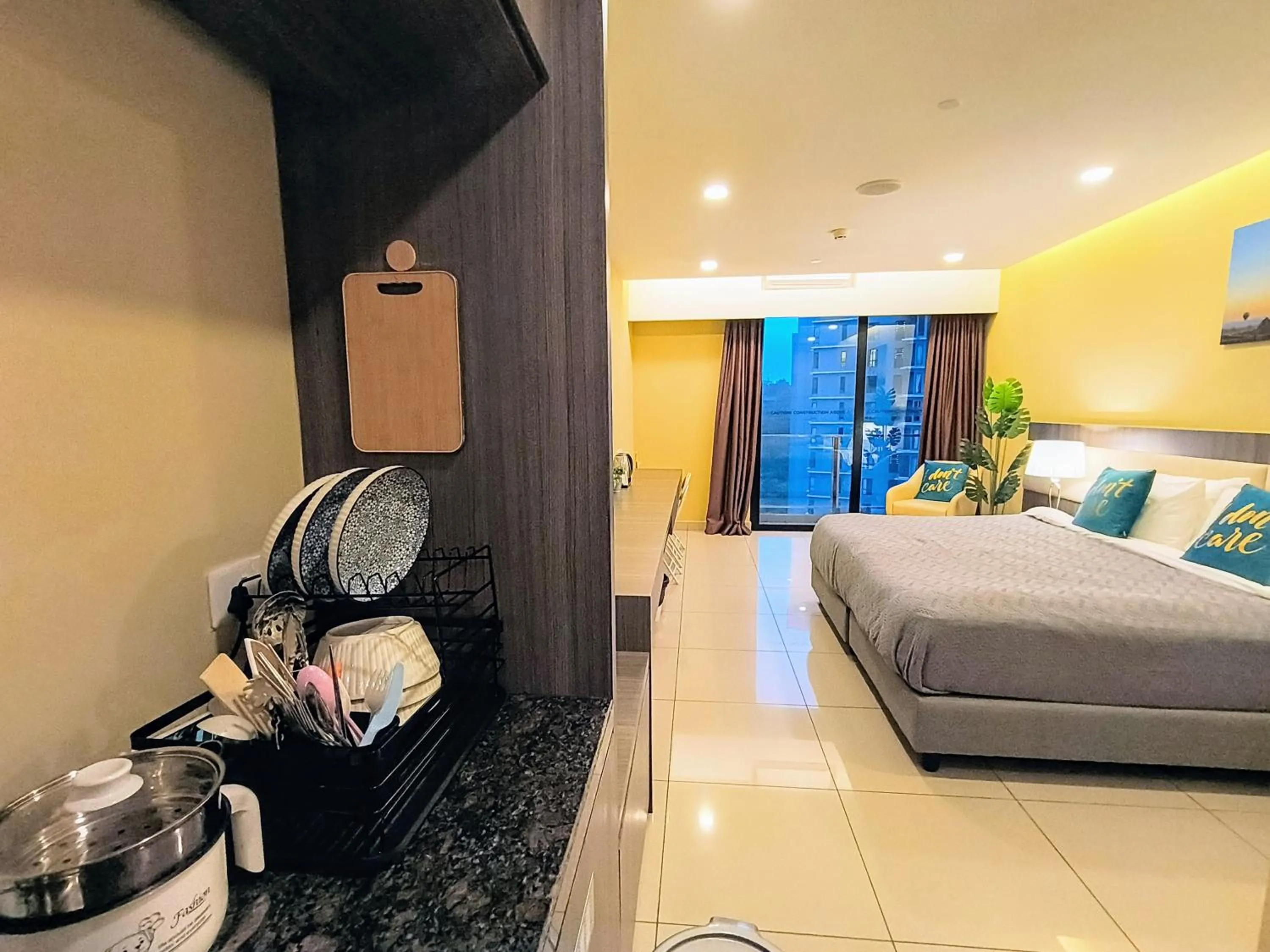 Kitchen or kitchenette, Bed in Emerald Homes Cozy Homestay at Ion Delemen Genting Highlands