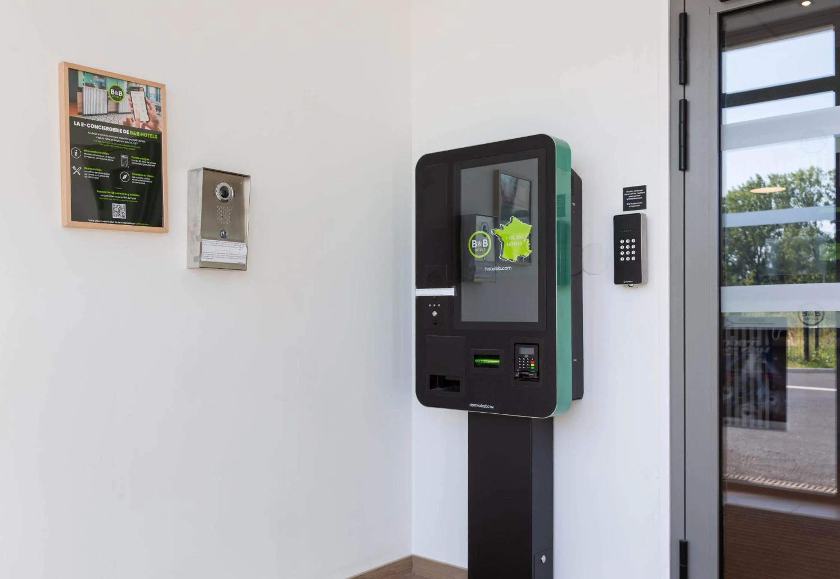 Facade/entrance in B&B HOTEL Orléans Saran