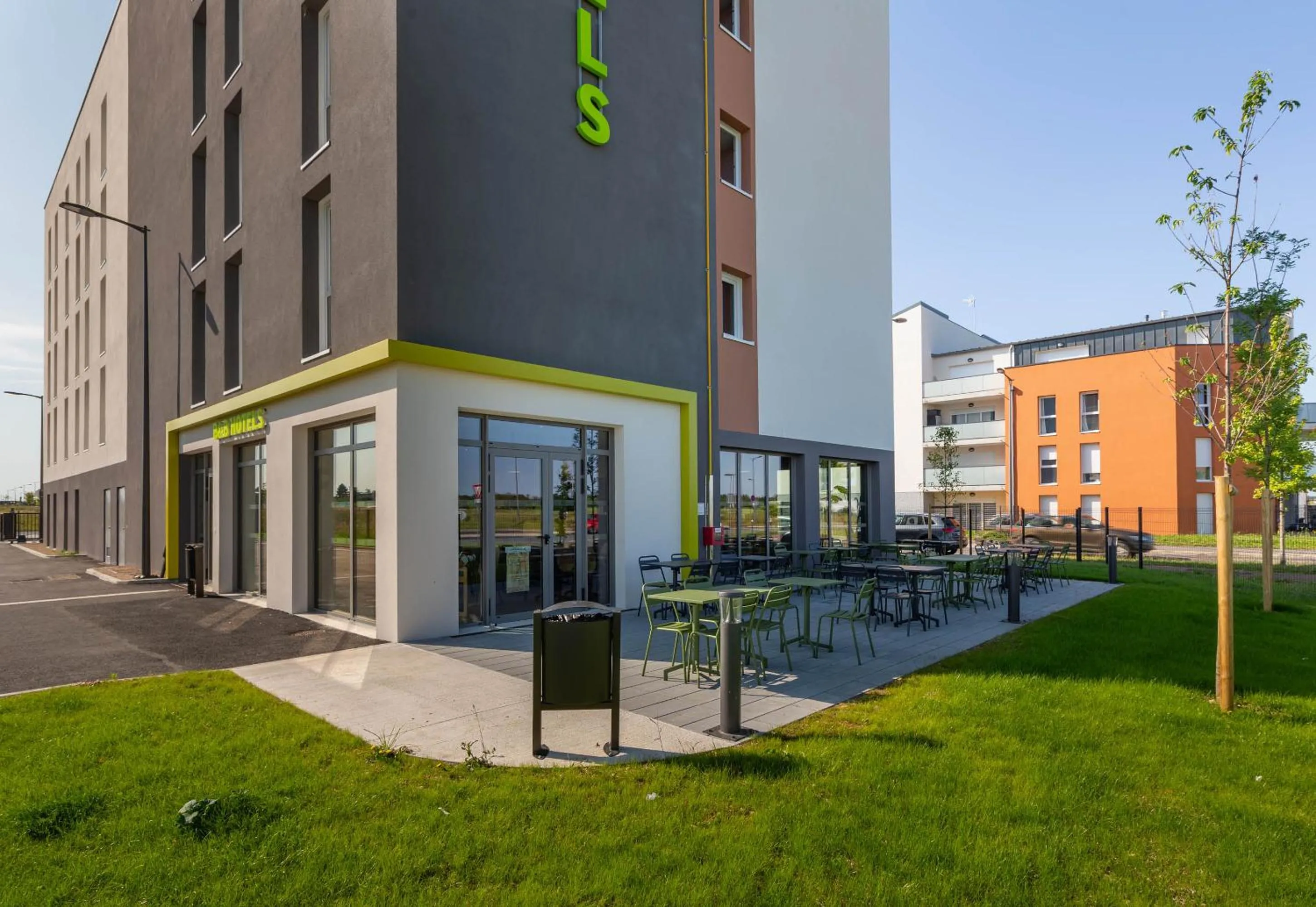 Patio in B&B HOTEL Orléans Saran