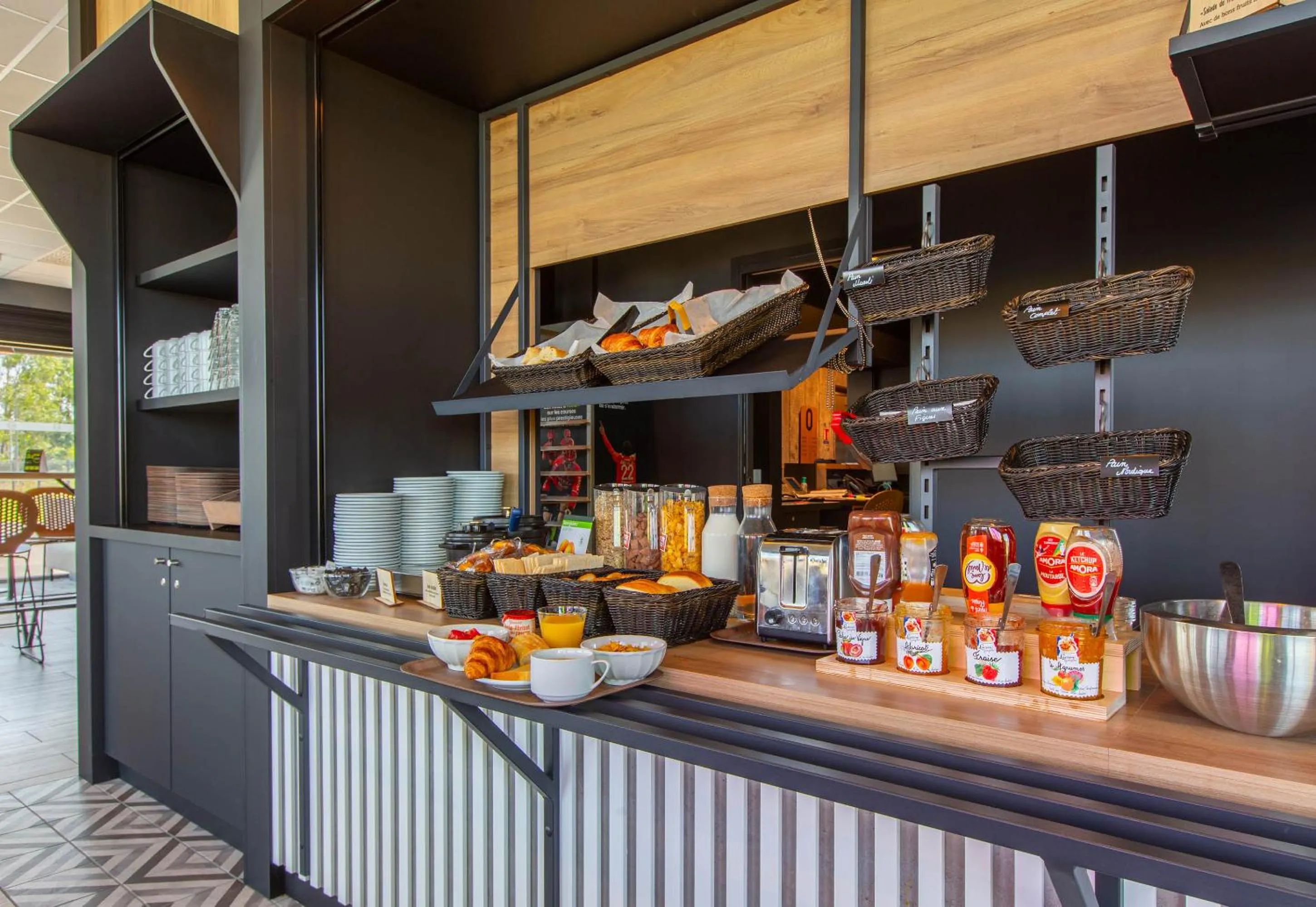 Buffet breakfast in B&B HOTEL Orléans Saran