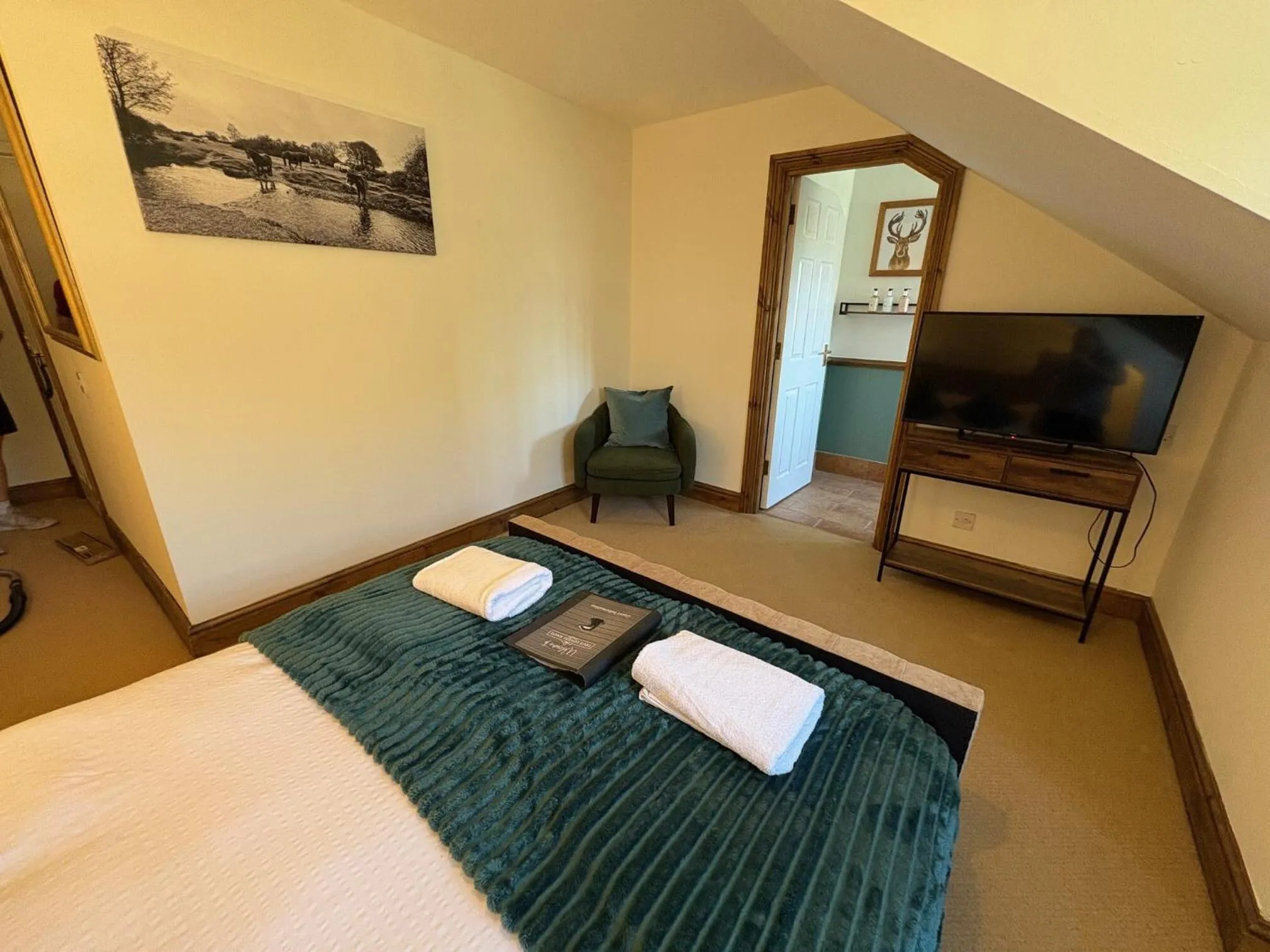 Bedroom in True Lovers Knot, Tarrant Keyneston