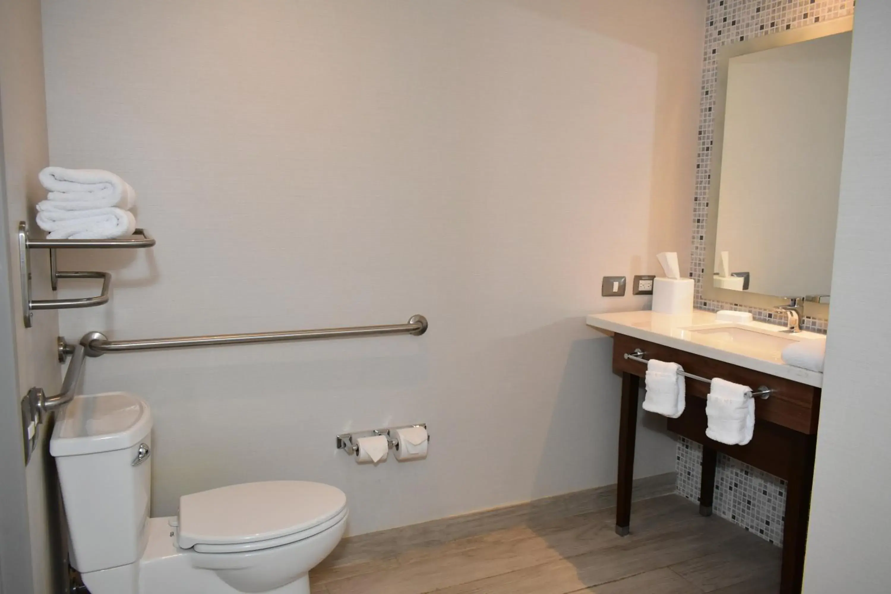 Queen Studio with Roll-In Shower - Mobility Access/Non-Smoking in Hampton Inn by Hilton Hermosillo Queen Studio with Roll-In Shower - Mobility Access/Non-Smoking in Hampton Inn by Hilton Hermosillo