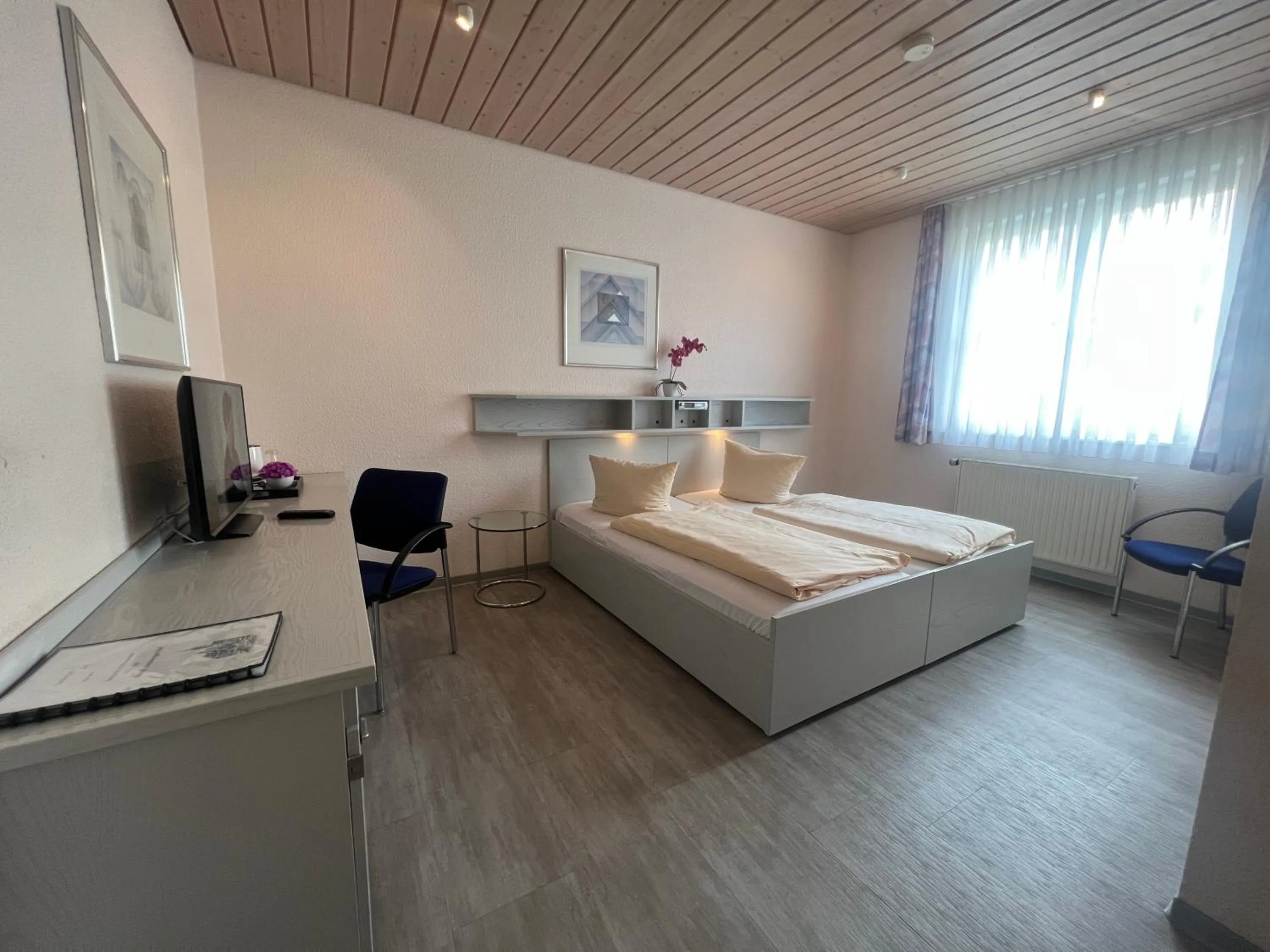 Photo of the whole room, Bed in Hotel Cronberger Hof