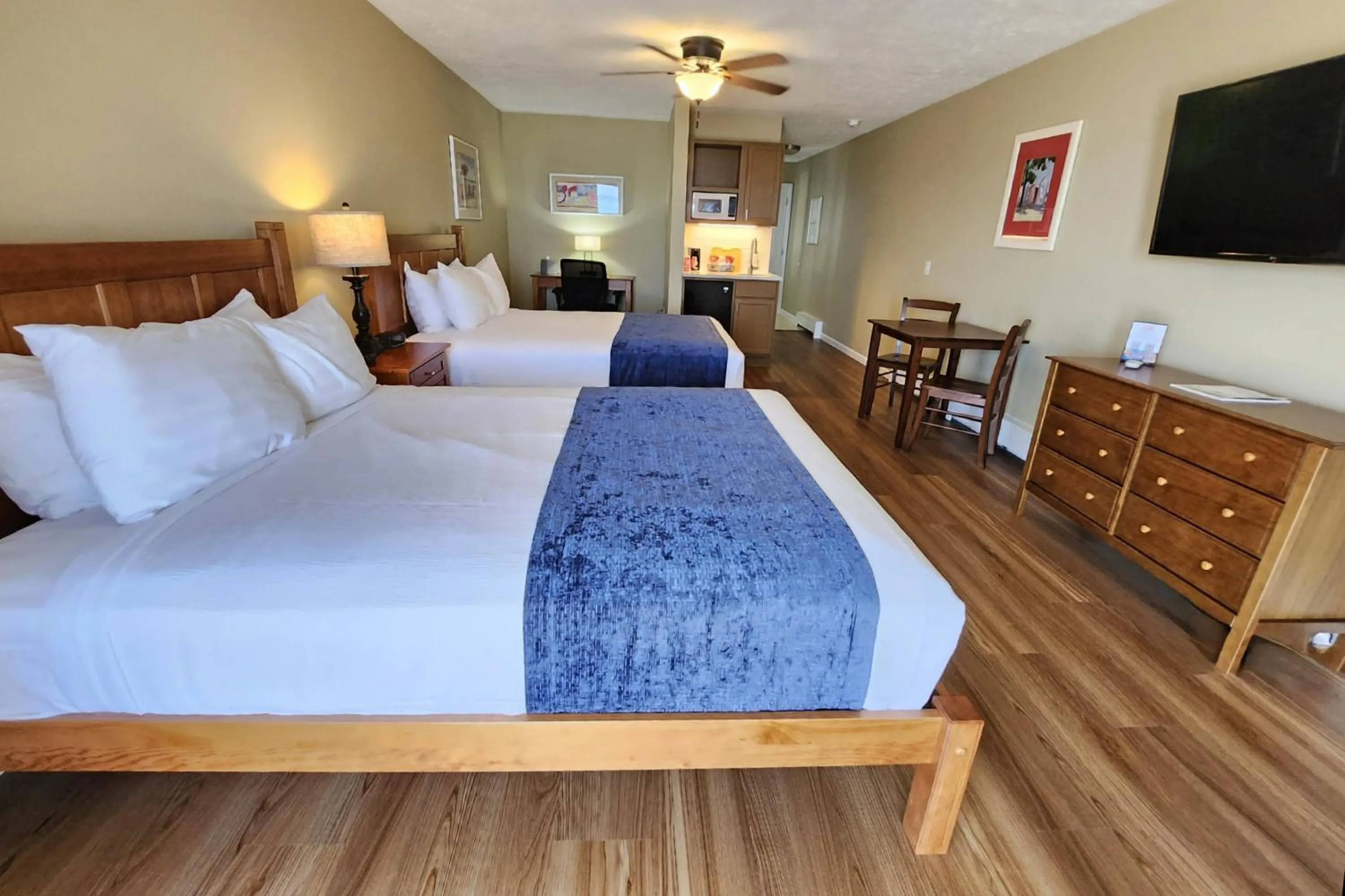 Kitchen or kitchenette, Bed in Pointes North Beachfront Resort Hotel