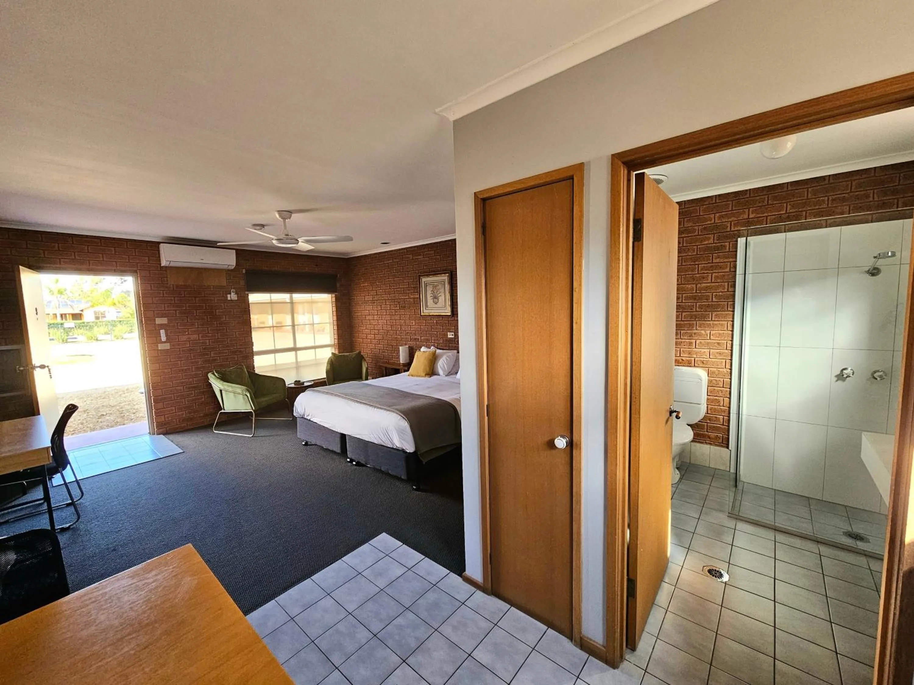 Bathroom, Bed in Bridge Motor Inn Tocumwal