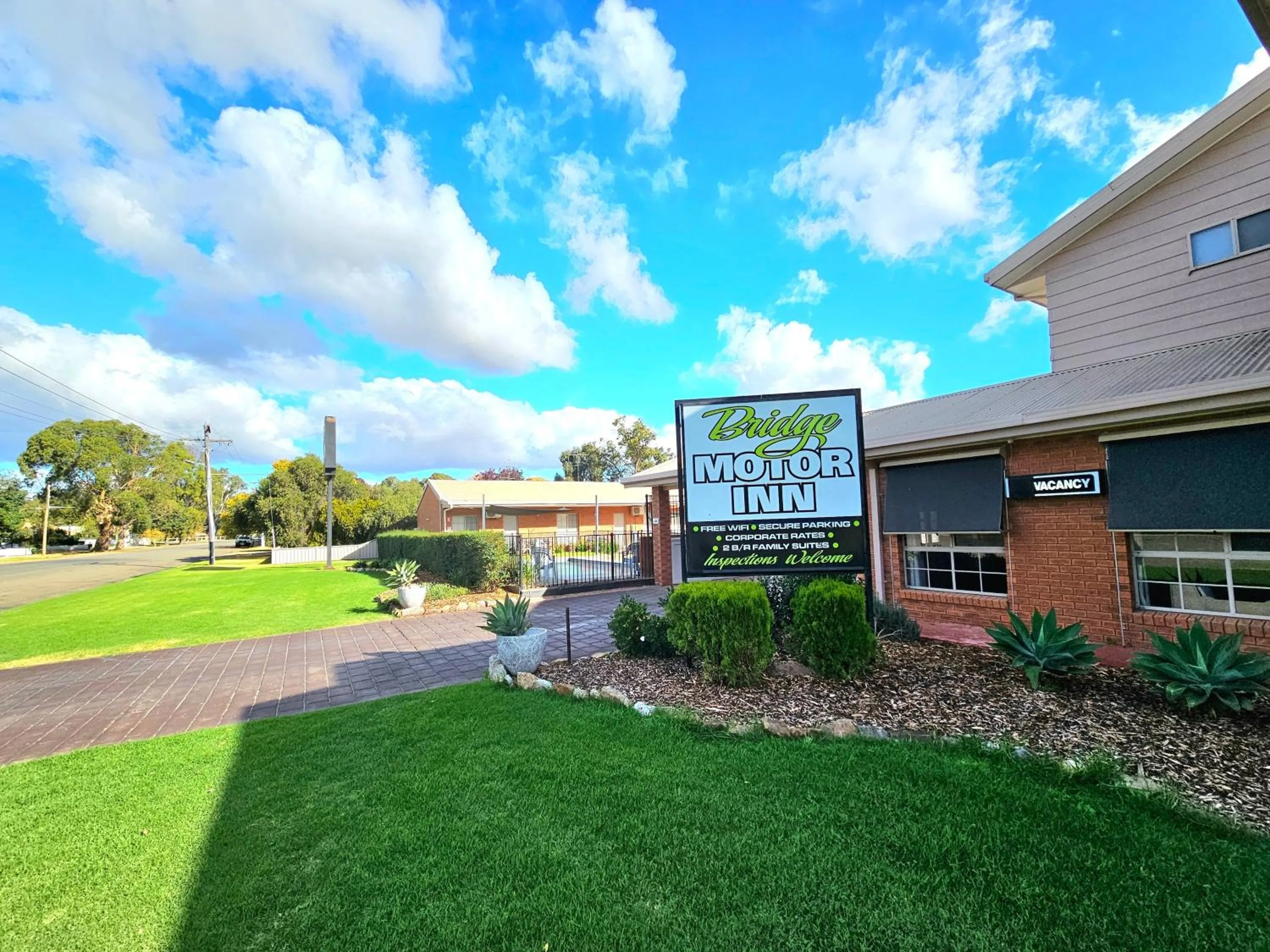 Property building in Bridge Motor Inn Tocumwal