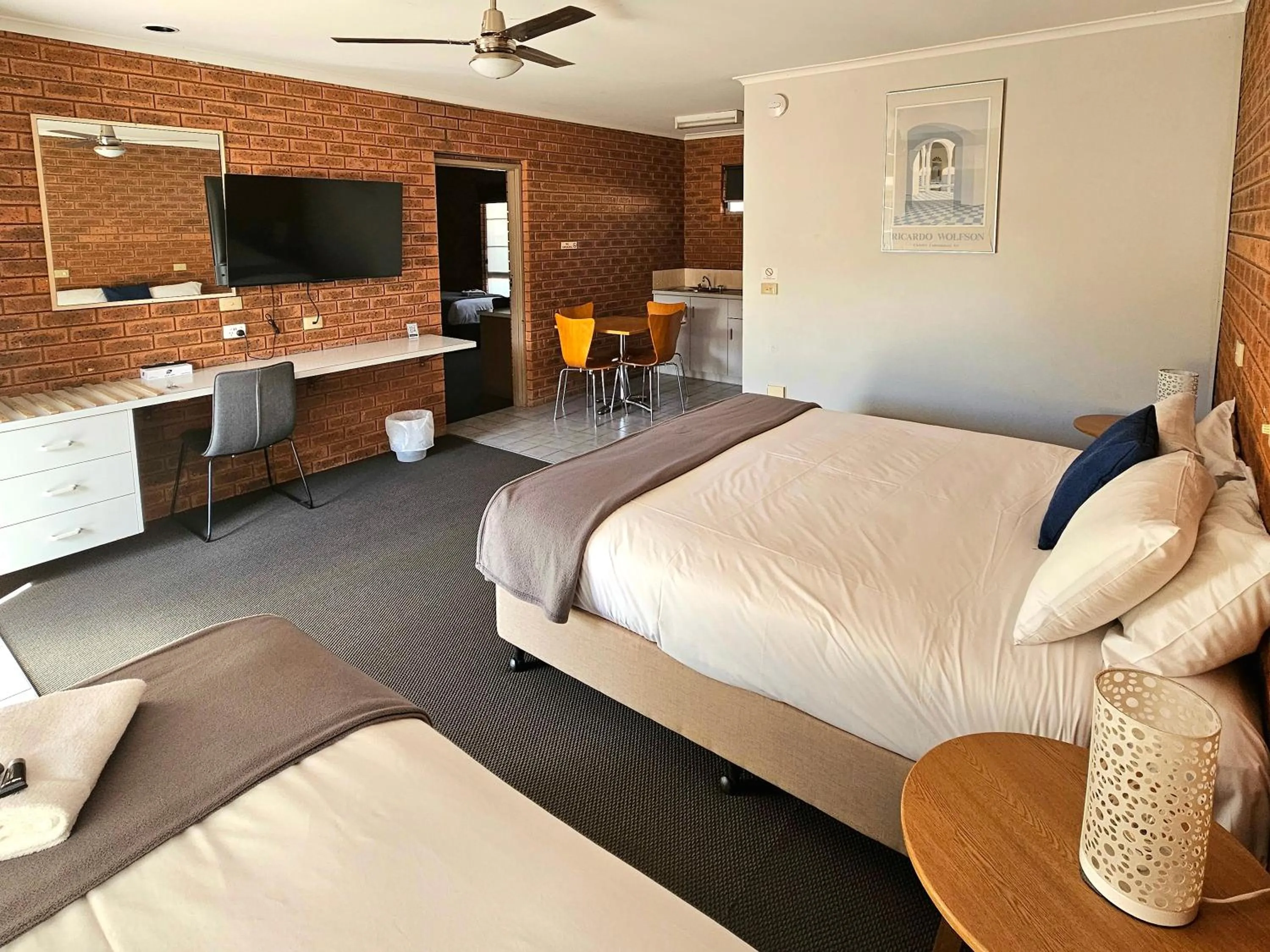 Bed in Bridge Motor Inn Tocumwal