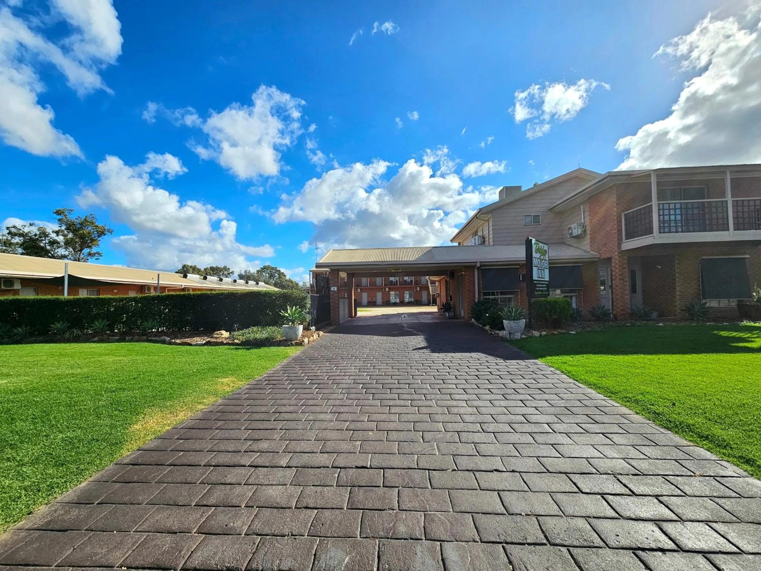 Property building in Bridge Motor Inn Tocumwal