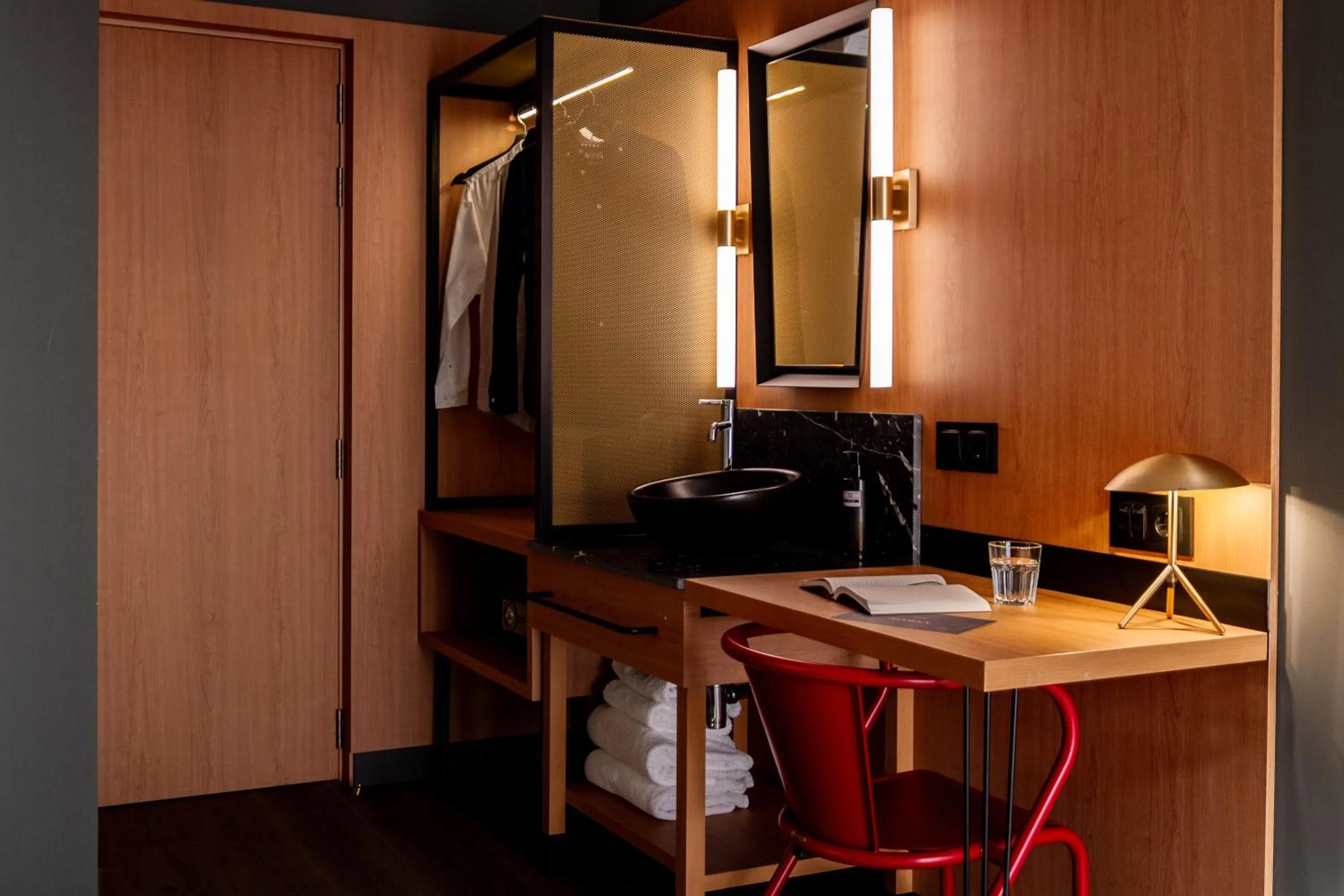 wardrobe in Letoh Letoh Sevilla