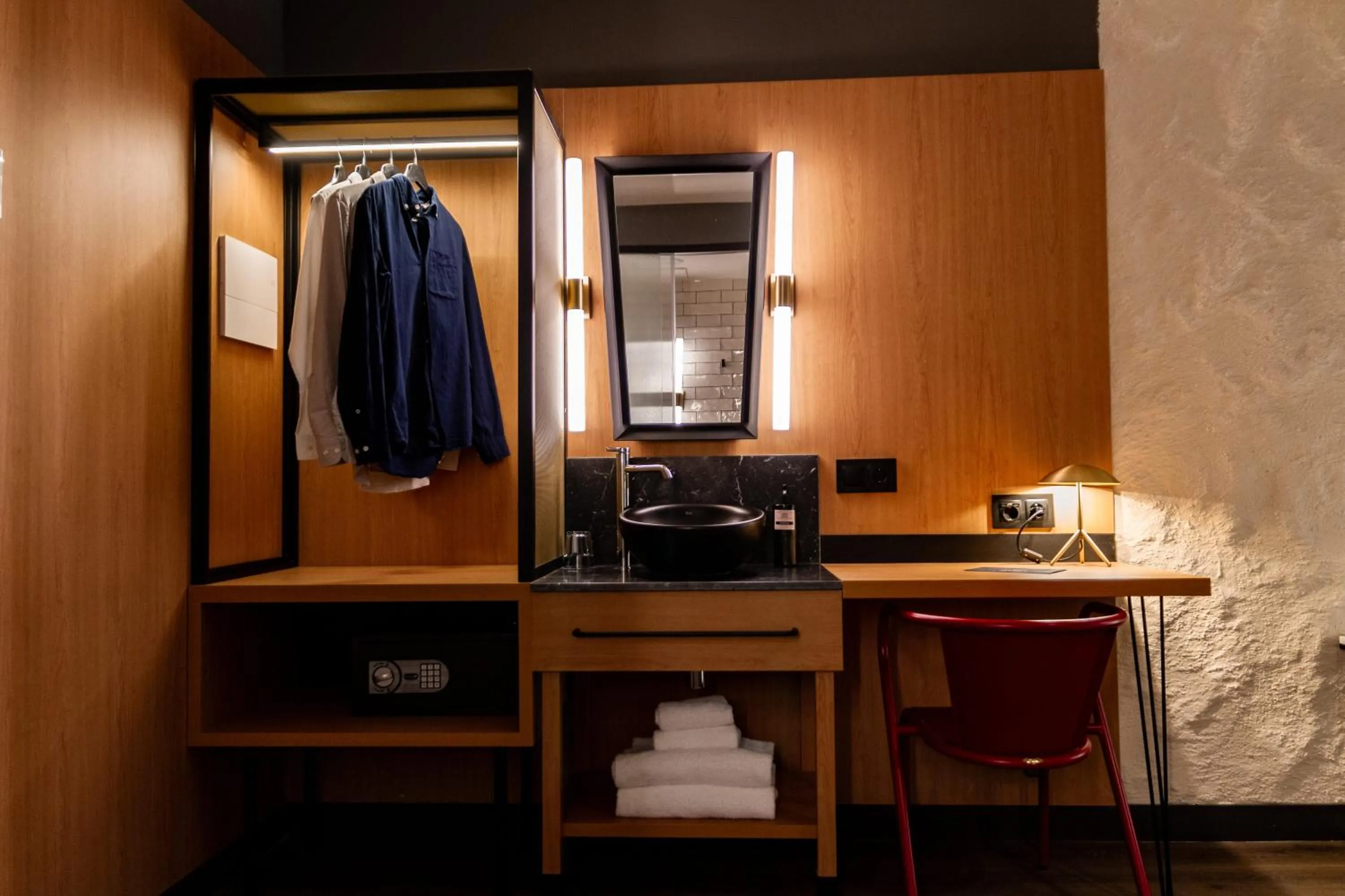 wardrobe in Letoh Letoh Sevilla