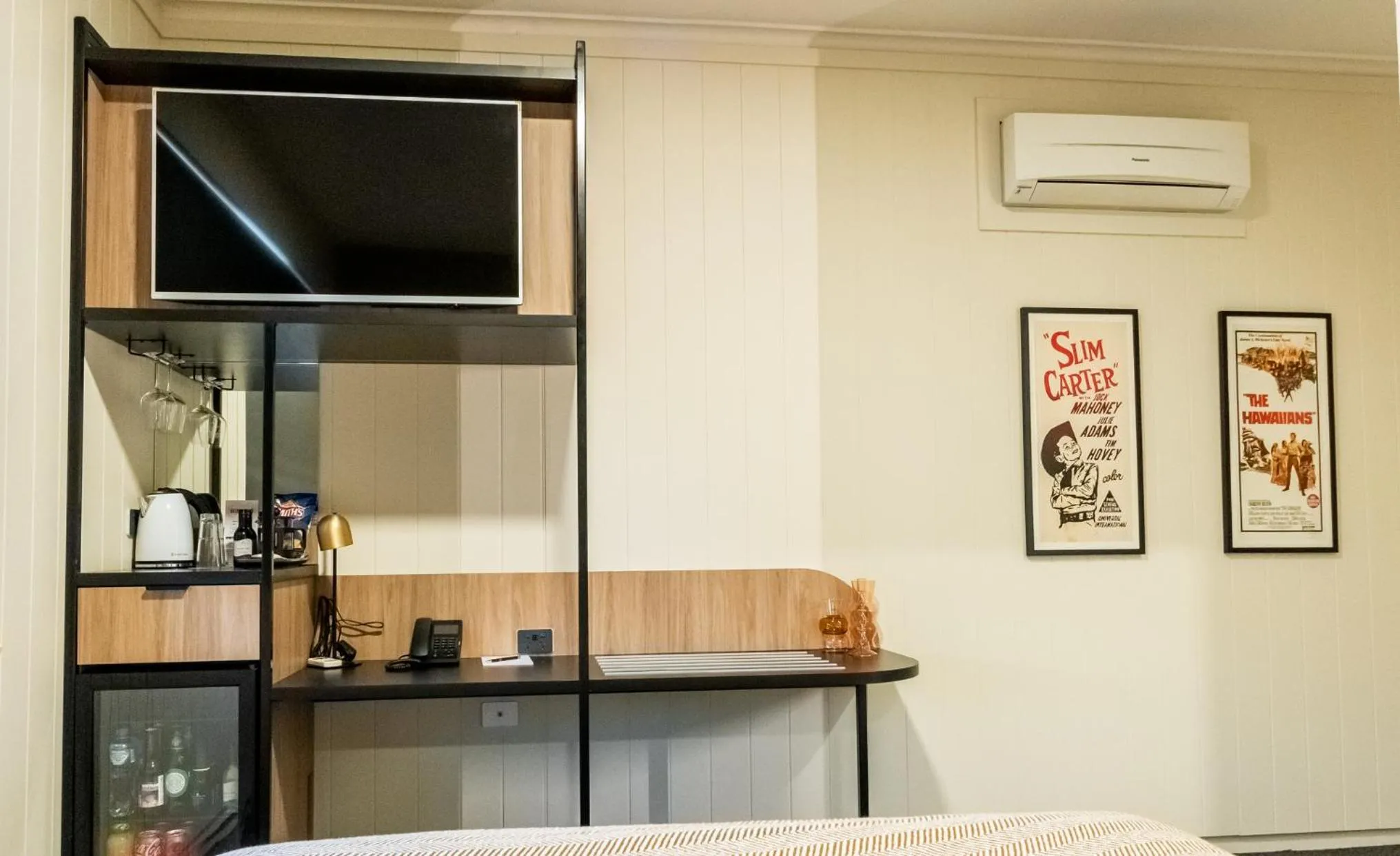 TV and multimedia in Eyre Hotel