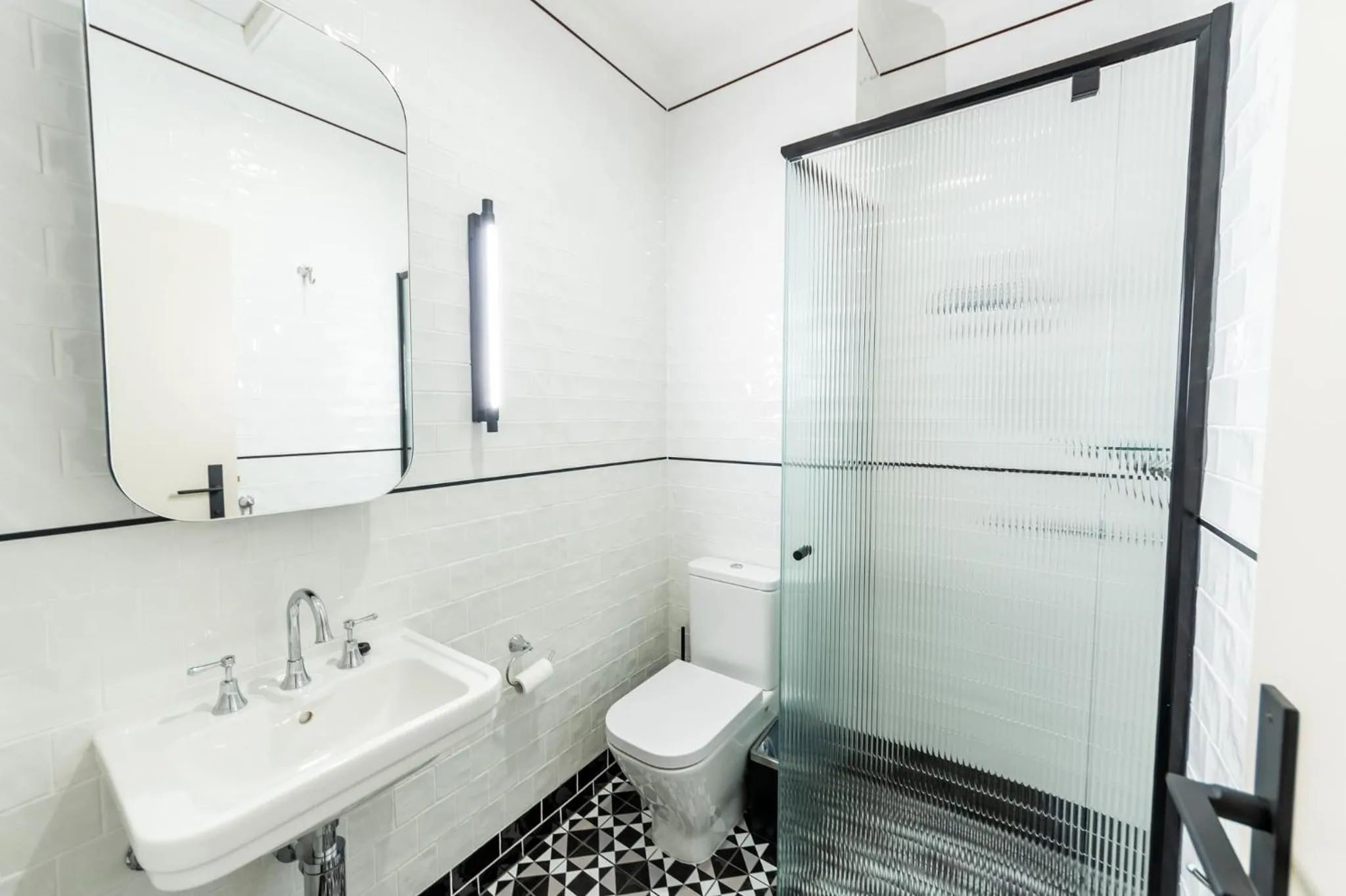 Shower in Eyre Hotel