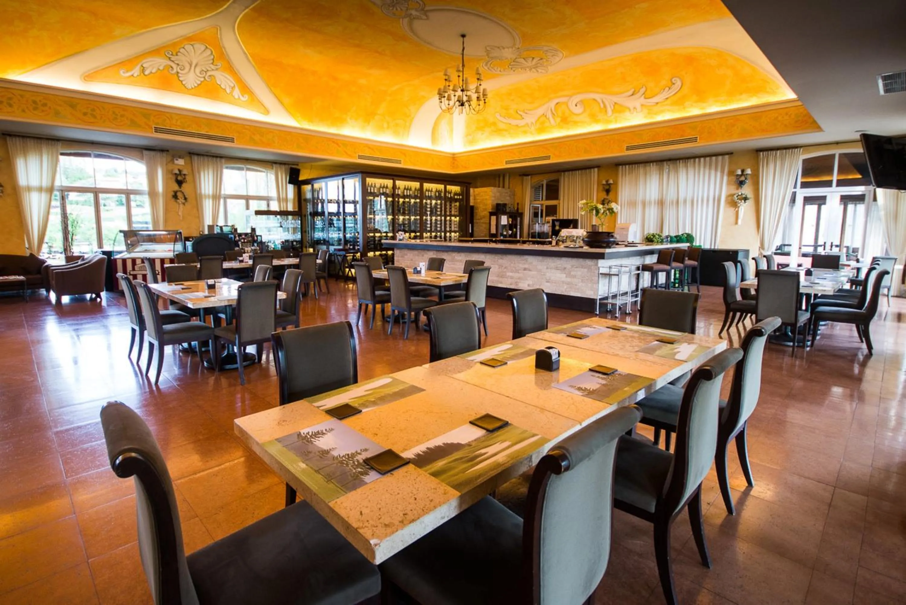 Restaurant/places to eat in Toscana Town Square Suites