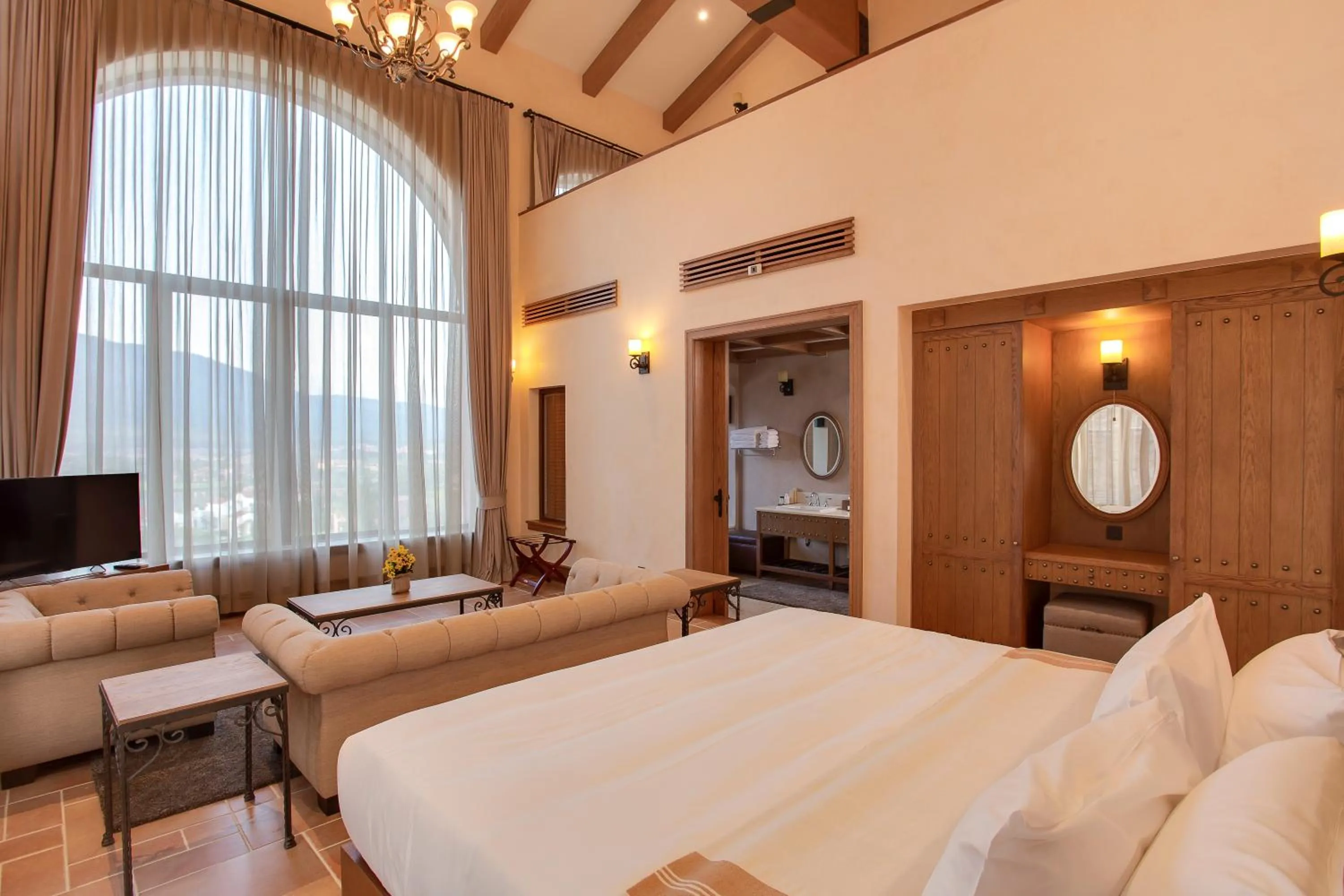 Photo of the whole room, Bed in Toscana Town Square Suites