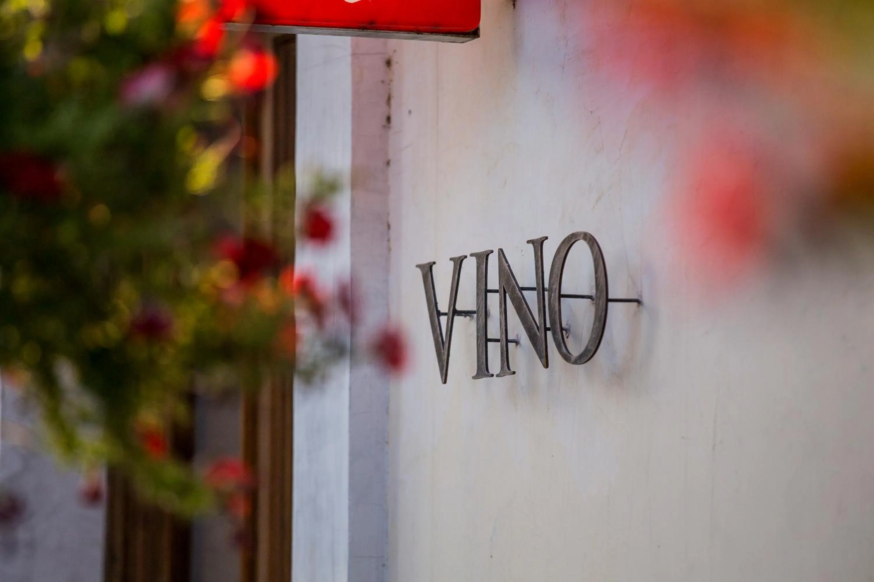 Logo/Certificate/Sign in Toscana Town Square Suites