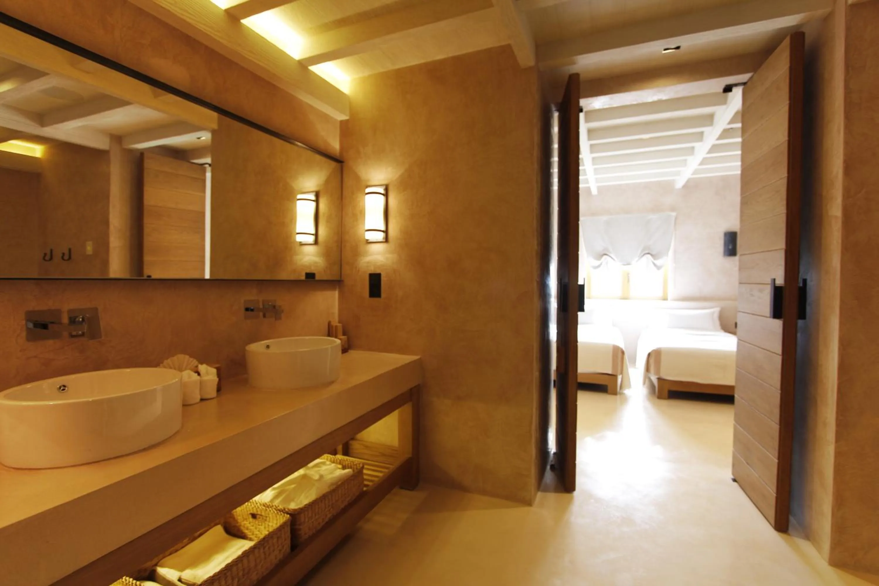 Bathroom, Bed in Toscana Town Square Suites