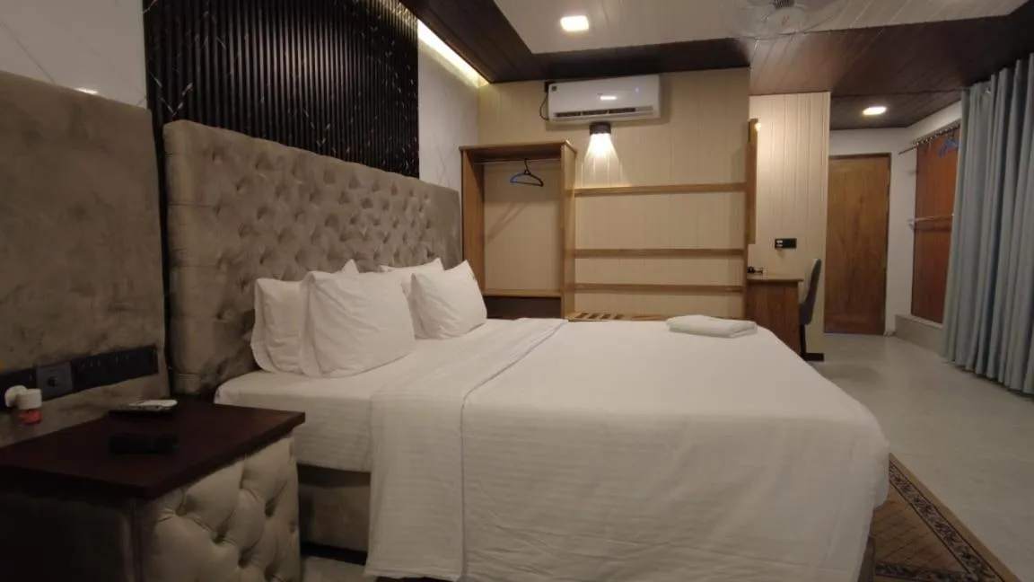 Bedroom, Bed in Randiya Sea View Hotel