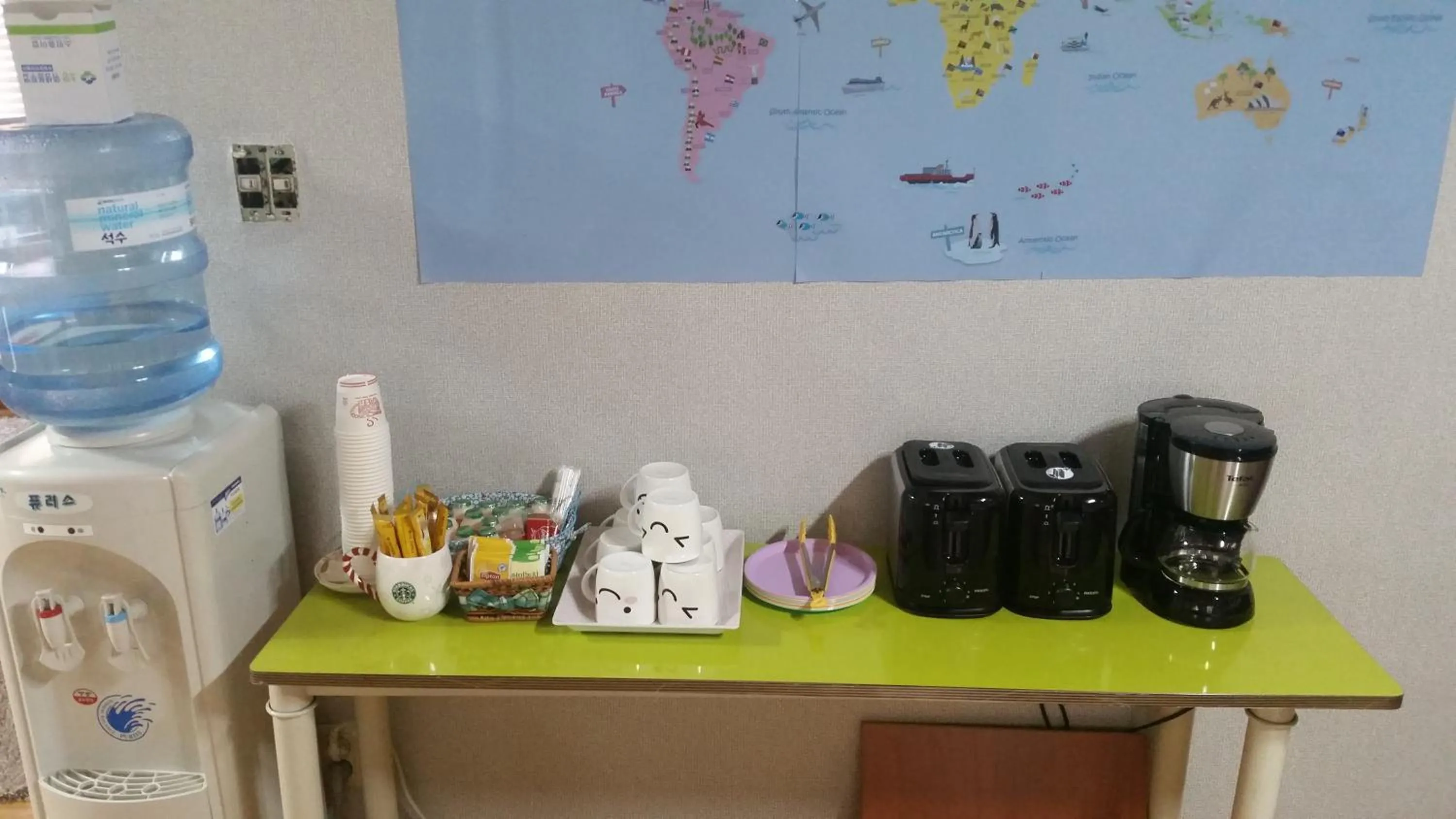 Communal lounge/ TV room in Appletree Guesthouse