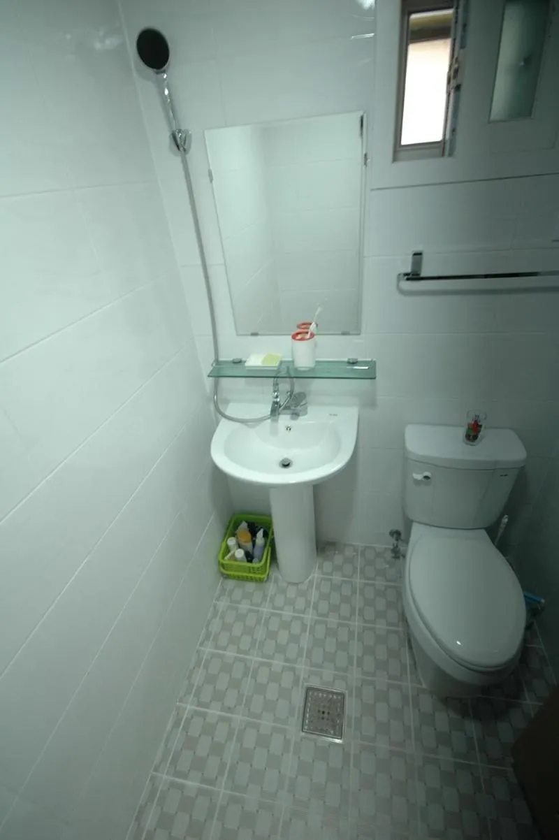 Shower in Appletree Guesthouse