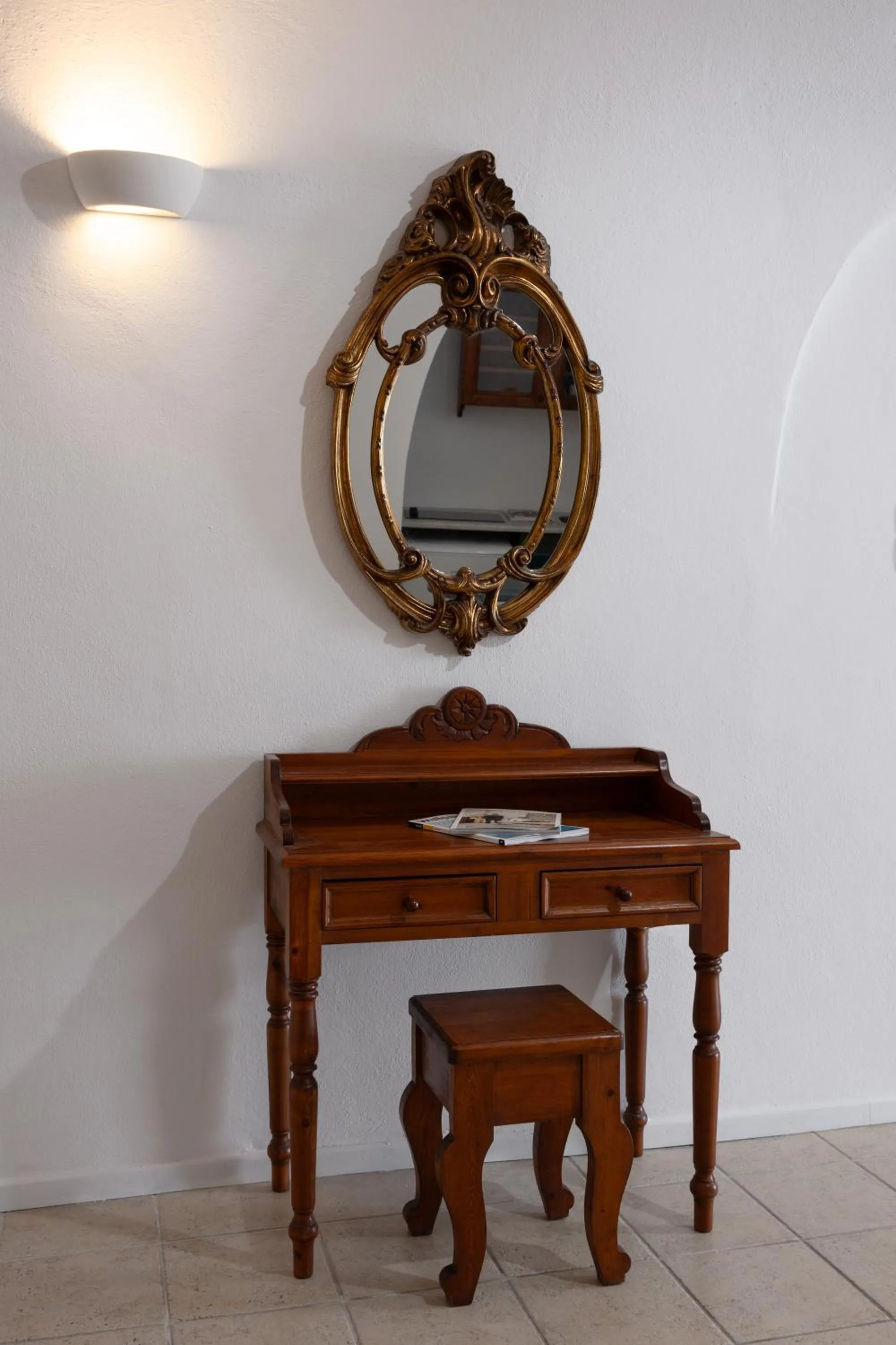 Text overlay in Nevma Suites