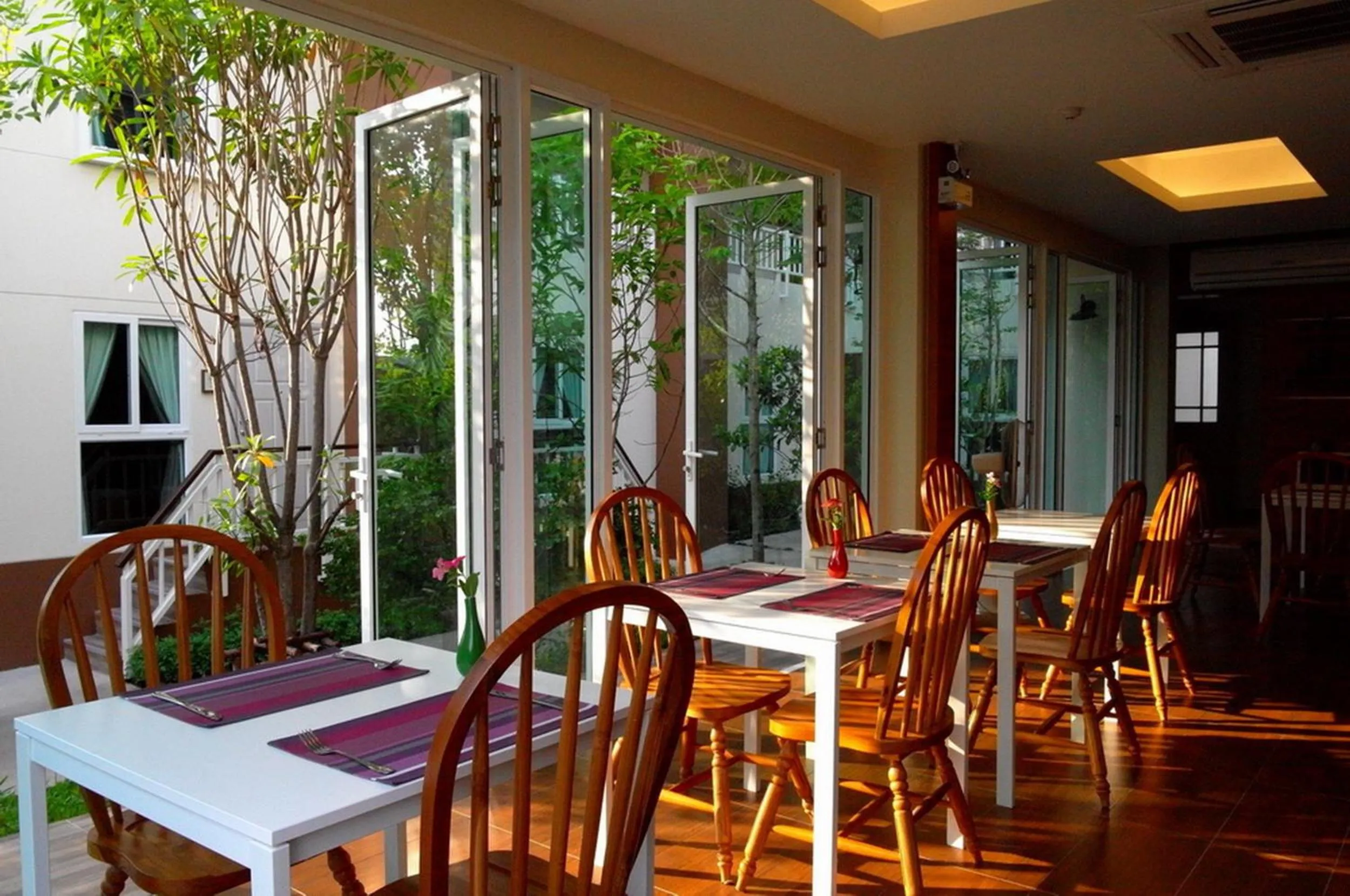 Restaurant/places to eat in U Tiny Boutique Hotel Suvarnabhumi Bangkok - SHA Plus