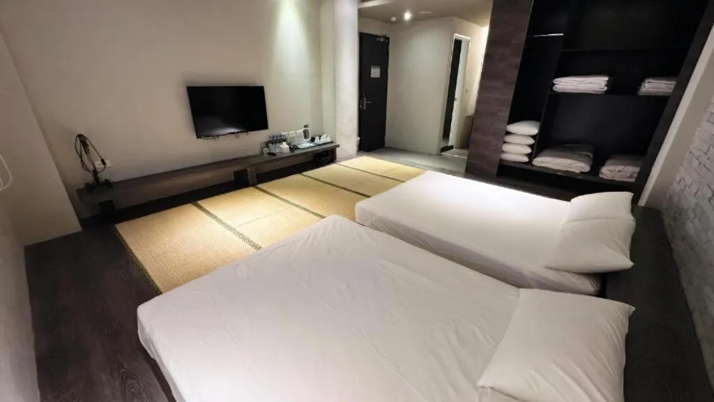Photo of the whole room, Bed in Kiwi Express Hotel-Taichung Station II