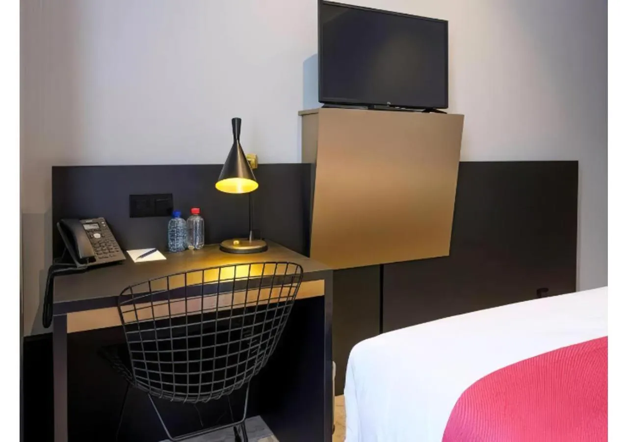 Communal lounge/ TV room, Bed in Hotel Jamingo