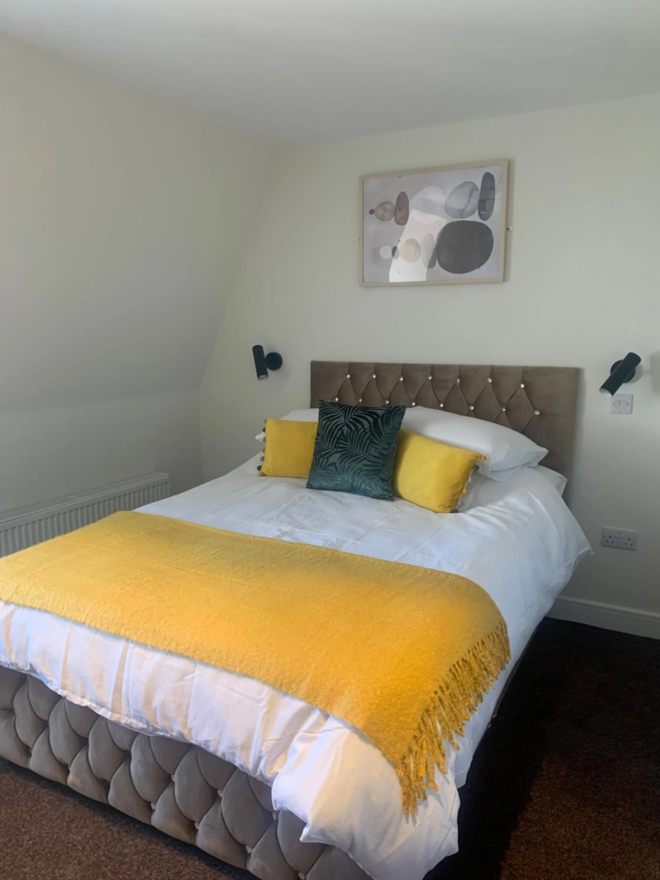 Bed in STAG & THISTLE HOTEL AND RESTAURANT