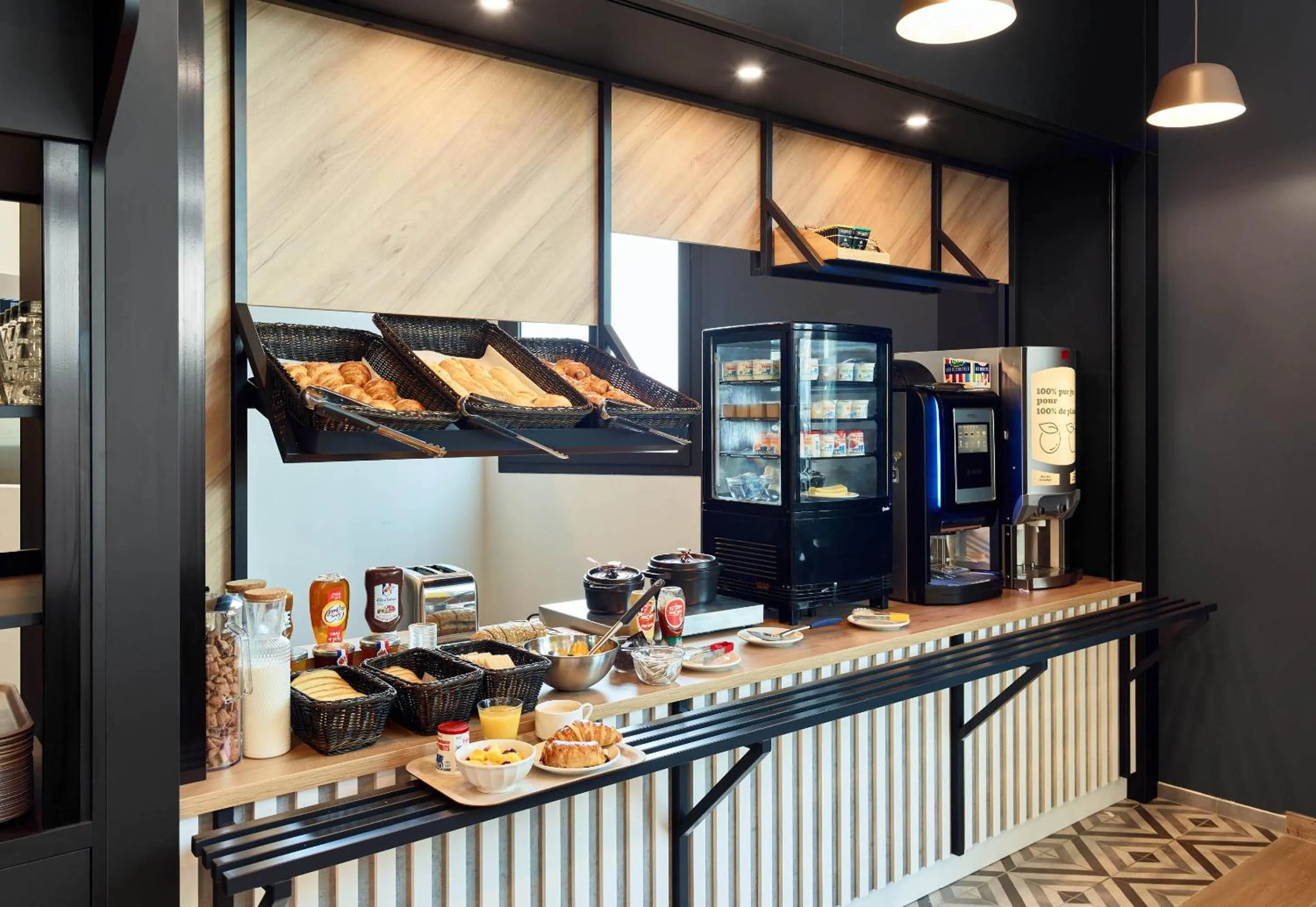 Breakfast in B&B HOTEL Paris Clichy-sous-Bois 3 étoiles